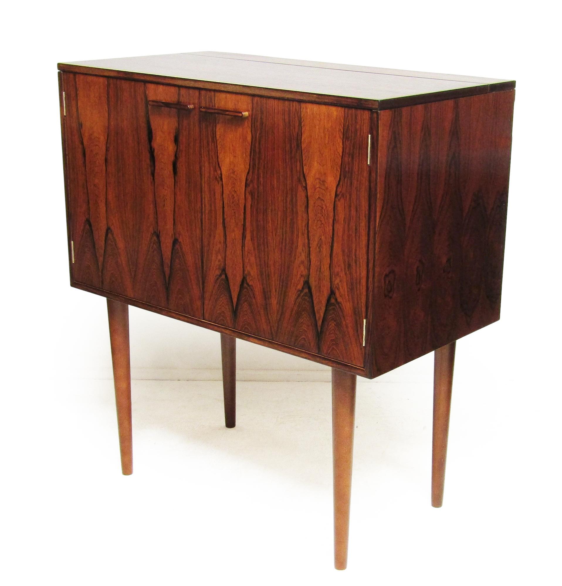 Mueble bar seco de palisandro danés de los años 60 con iluminación de Kai Kristiansen Madera dura en venta