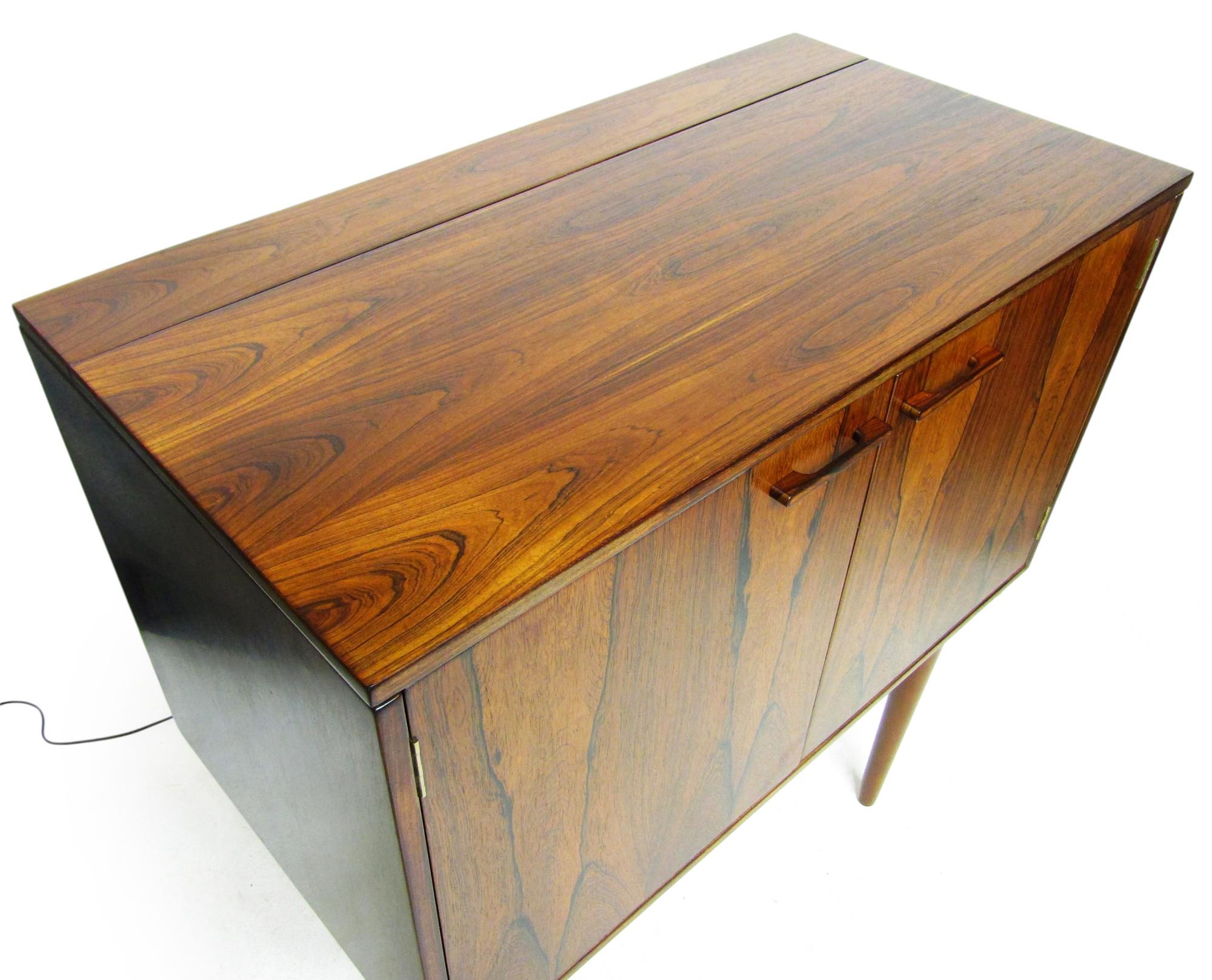 Mueble bar seco de palisandro danés de los años 60 con iluminación de Kai Kristiansen en venta 1