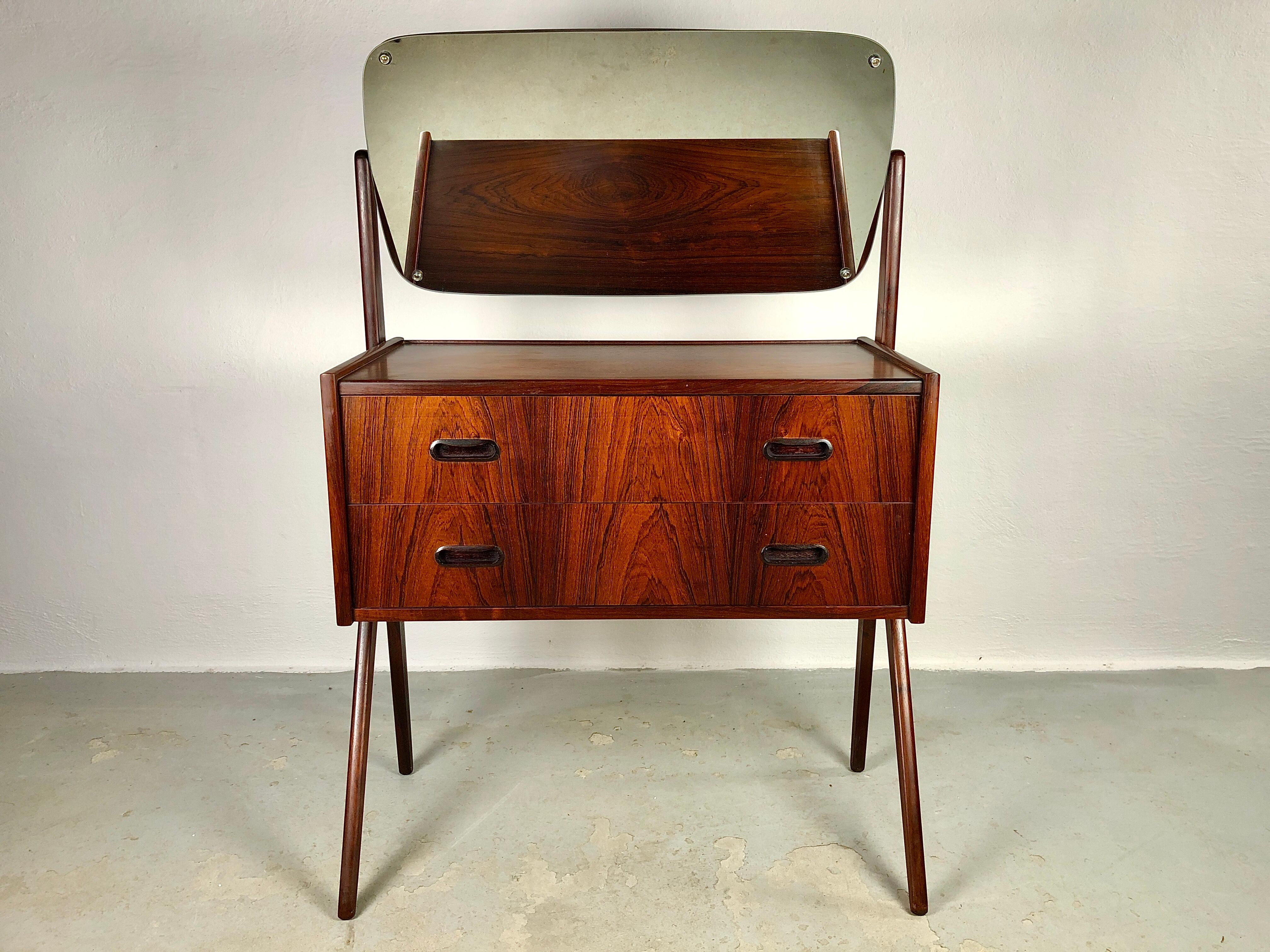 Danish rosewood vanity table from the 1960s.

The vanity table features a large adjustable mirror, and 2 spacious drawers with room for what you need at the vanity table.

The table has been fully restored and refinished by our cainetmaker and is in