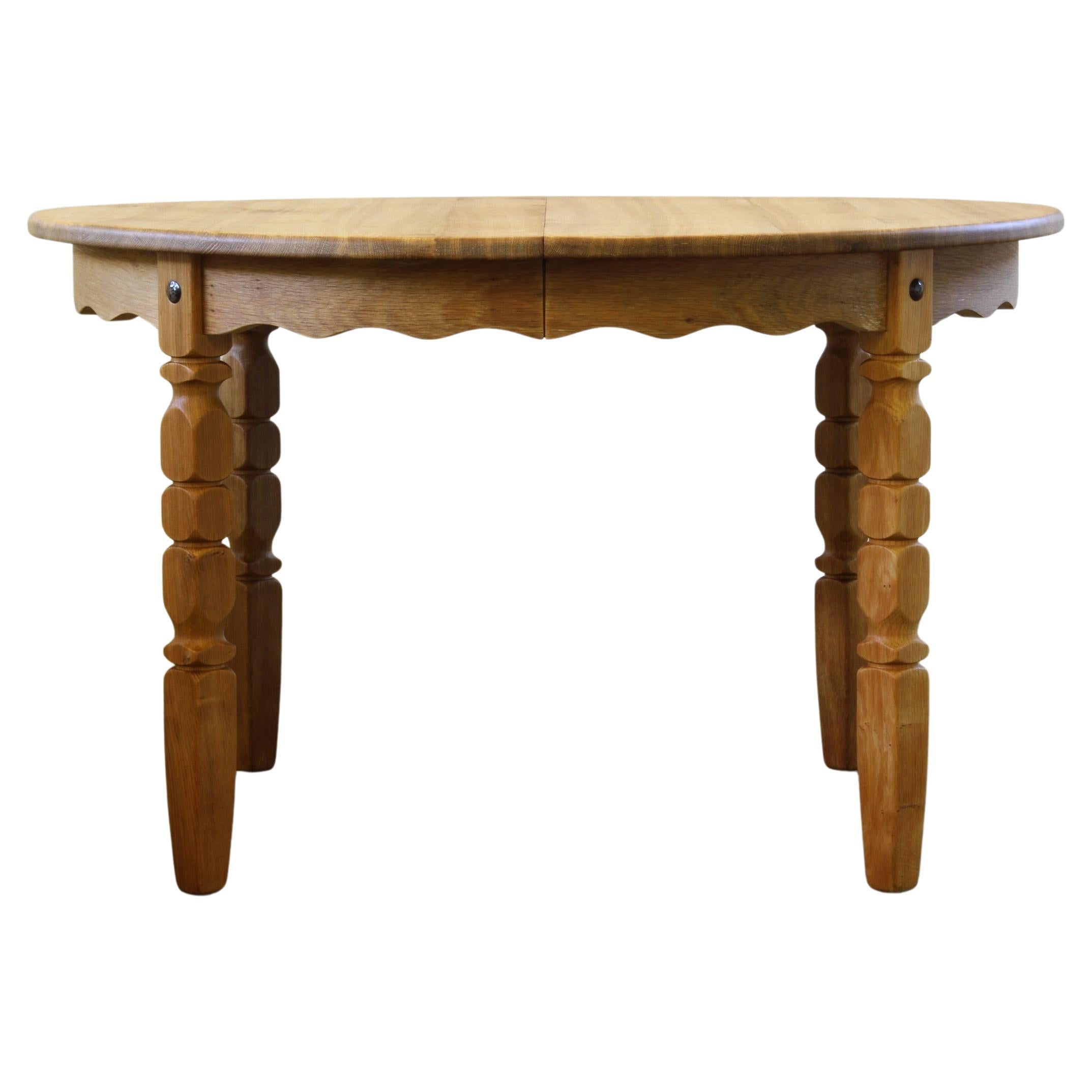 Mesa de comedor redonda extensible danesa de los años 60 en estilo roble de Henning Kjærnulf