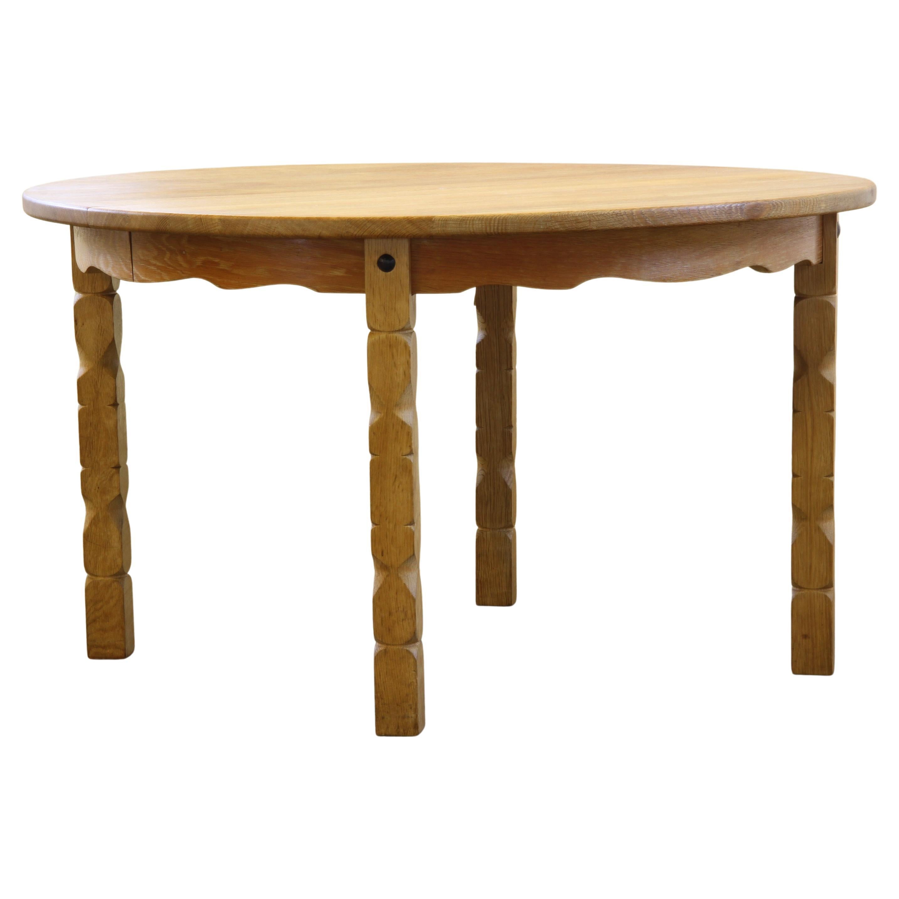 Mesa de comedor redonda extensible danesa de los años 60 en estilo roble de Henning Kjærnulf en venta
