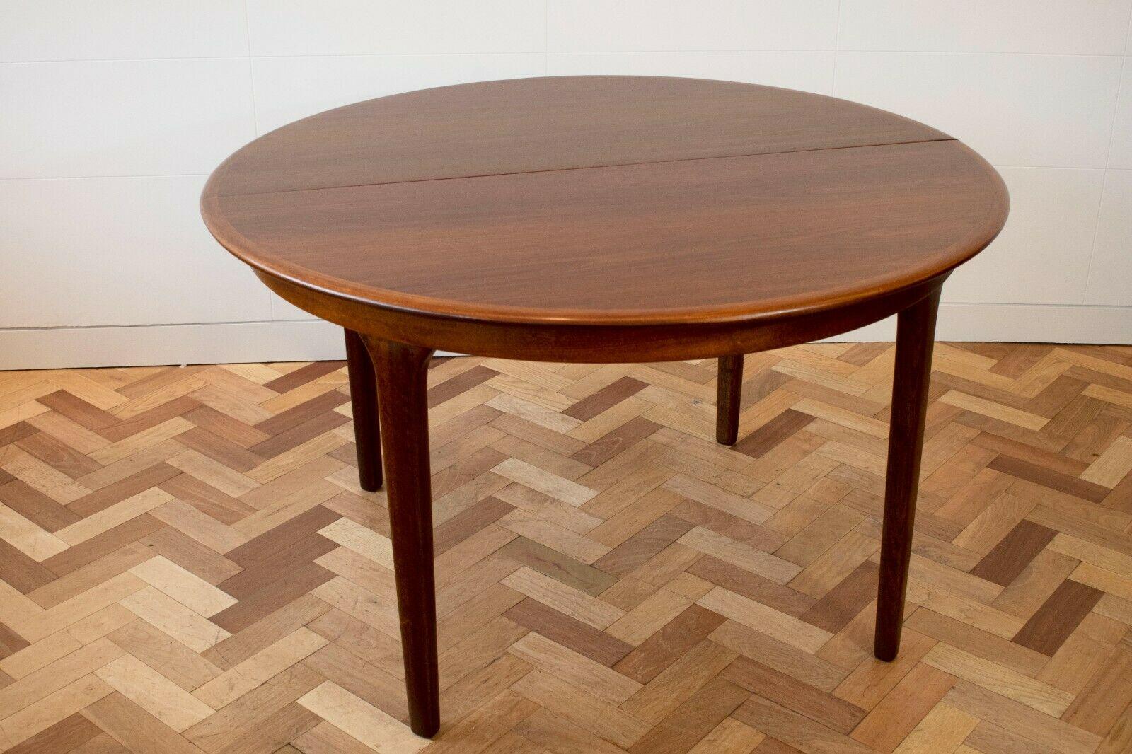 A beautiful 1960's Danish rosewood dining table, that comes with two leaves for the option to extend it to two different lengths. 

This elegant piece is of great quality craftsmanship and brilliant design, allowing for up to eight to sit around