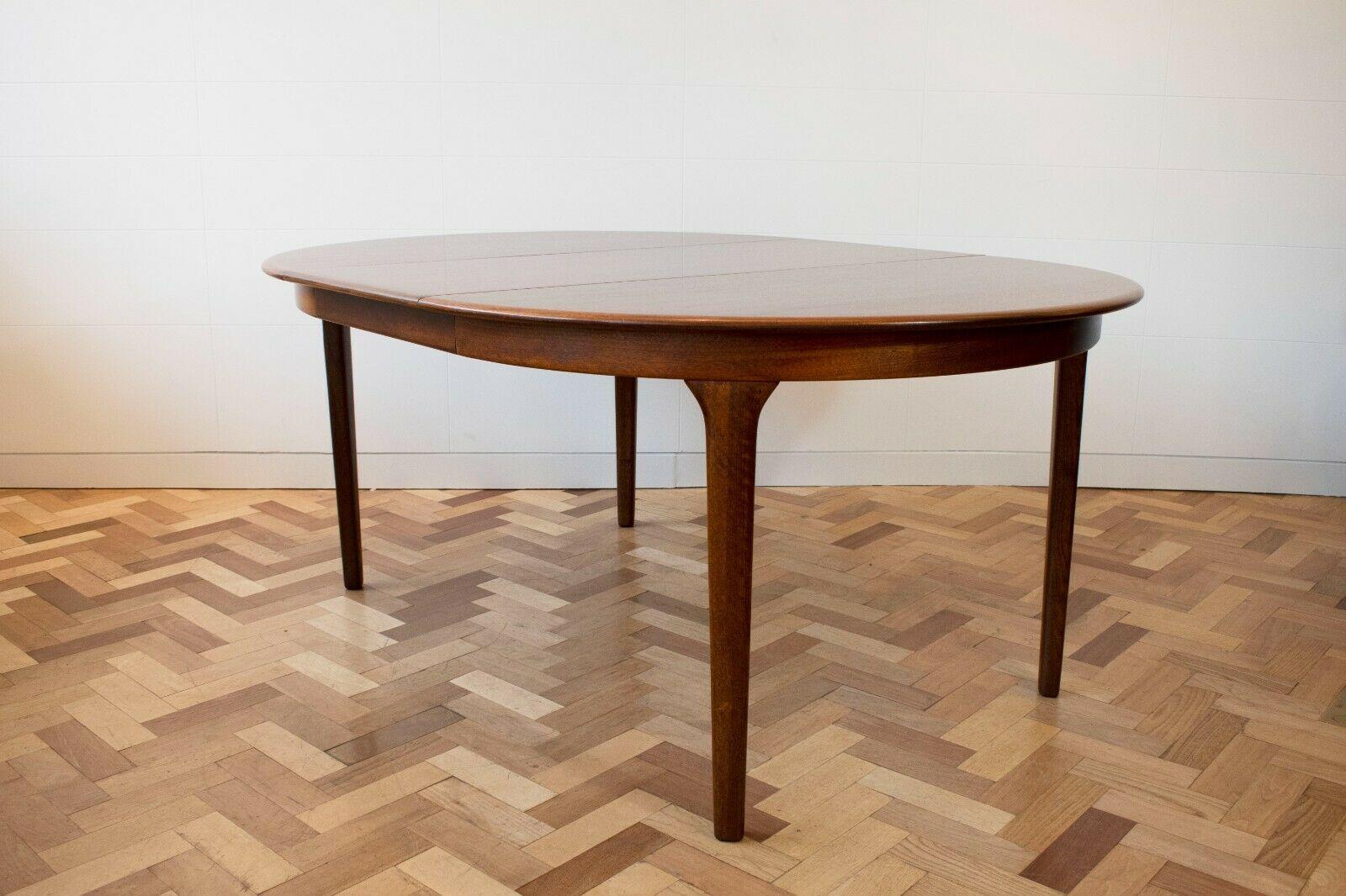Danish Round Extendable Rosewood Dining Table, 1960's  In Good Condition In London, GB
