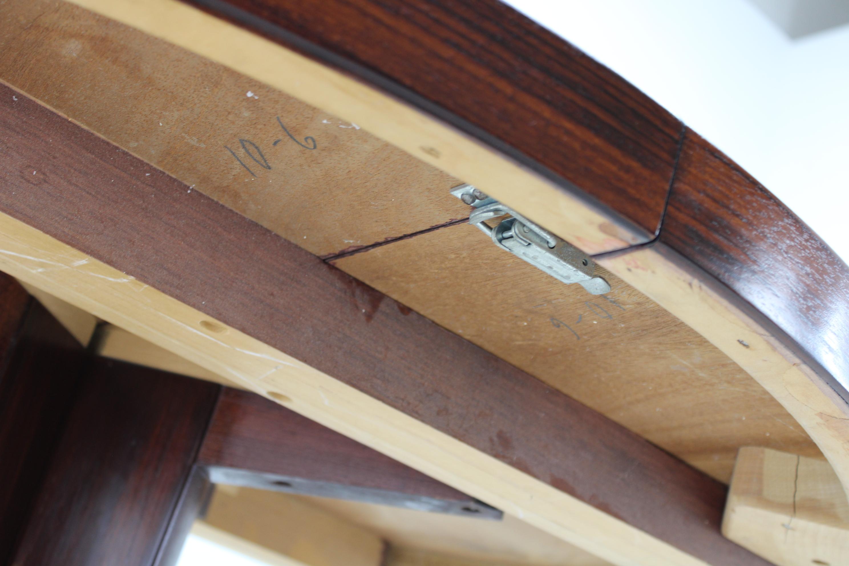 1960s Danish Round Wooden Extendable Table In Good Condition In Praha, CZ