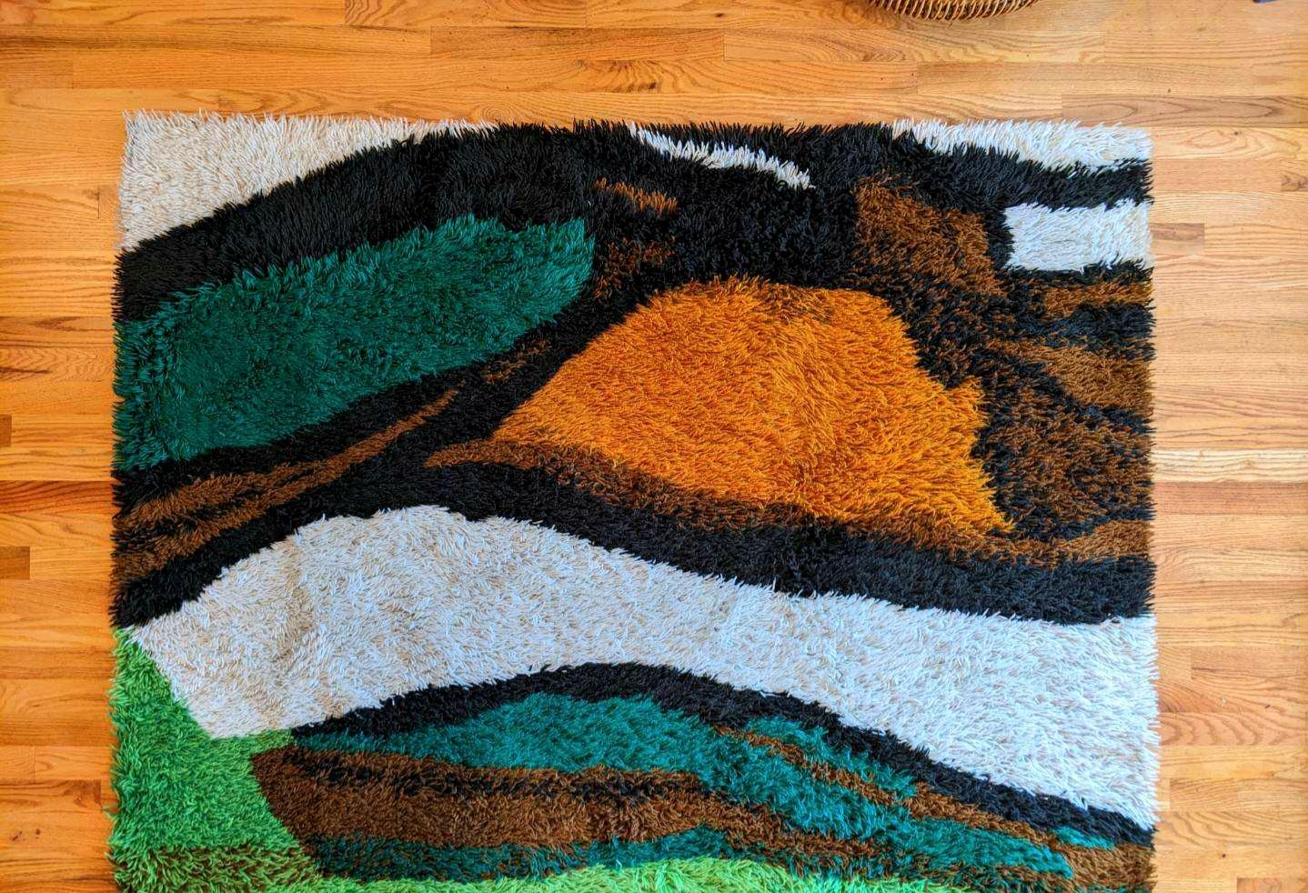 RYA-Teppich aus den 1960er Jahren, hergestellt in Dänemark. Dieser Teppich enthält schöne Erdtöne, die ich noch nie in einem RYA-Teppich gesehen habe.