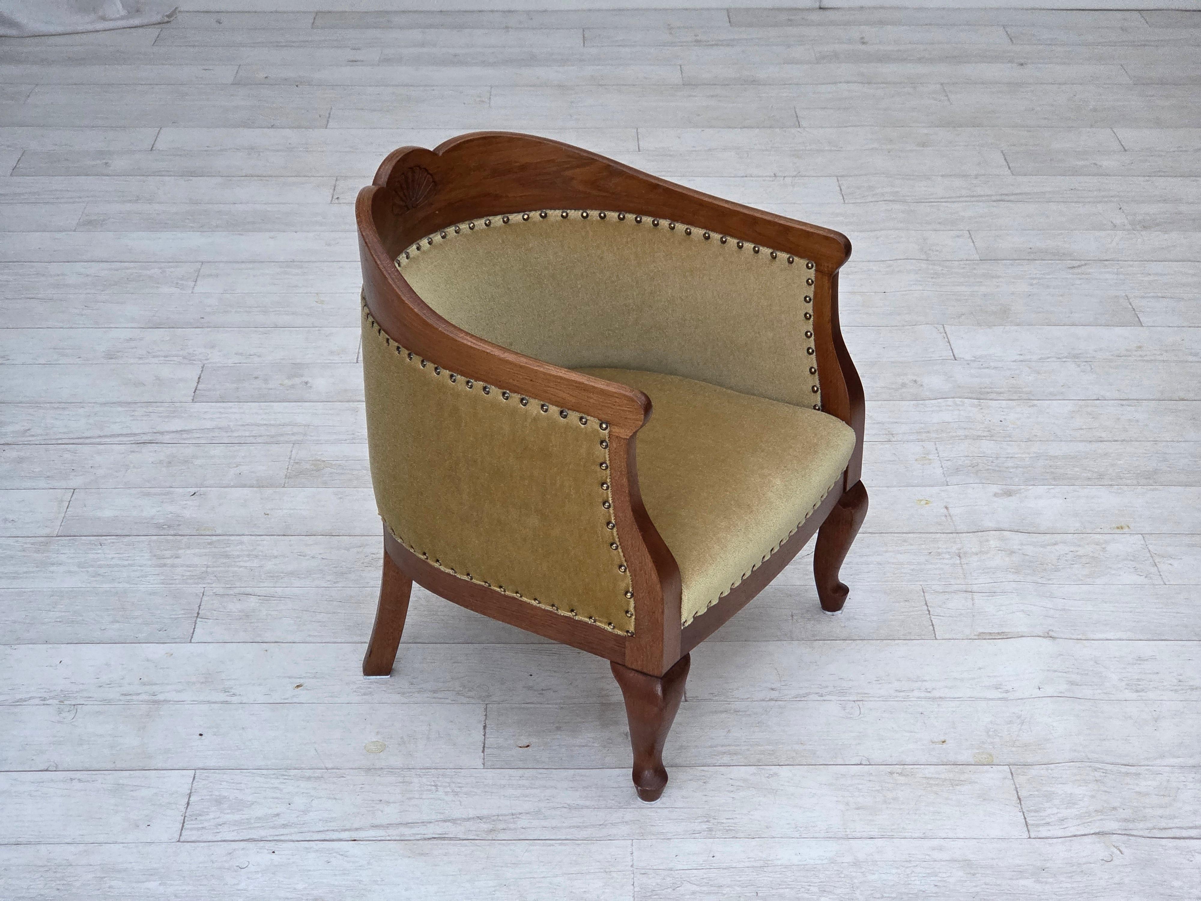 Años 60, sillón danés auxiliar/infantil. Muebles de terciopelo verde claro, madera de roble, muelles de latón en el asiento. Muy buen estado original: sin olores, sin manchas y construcción estable. Fabricado por un fabricante de muebles danés entre