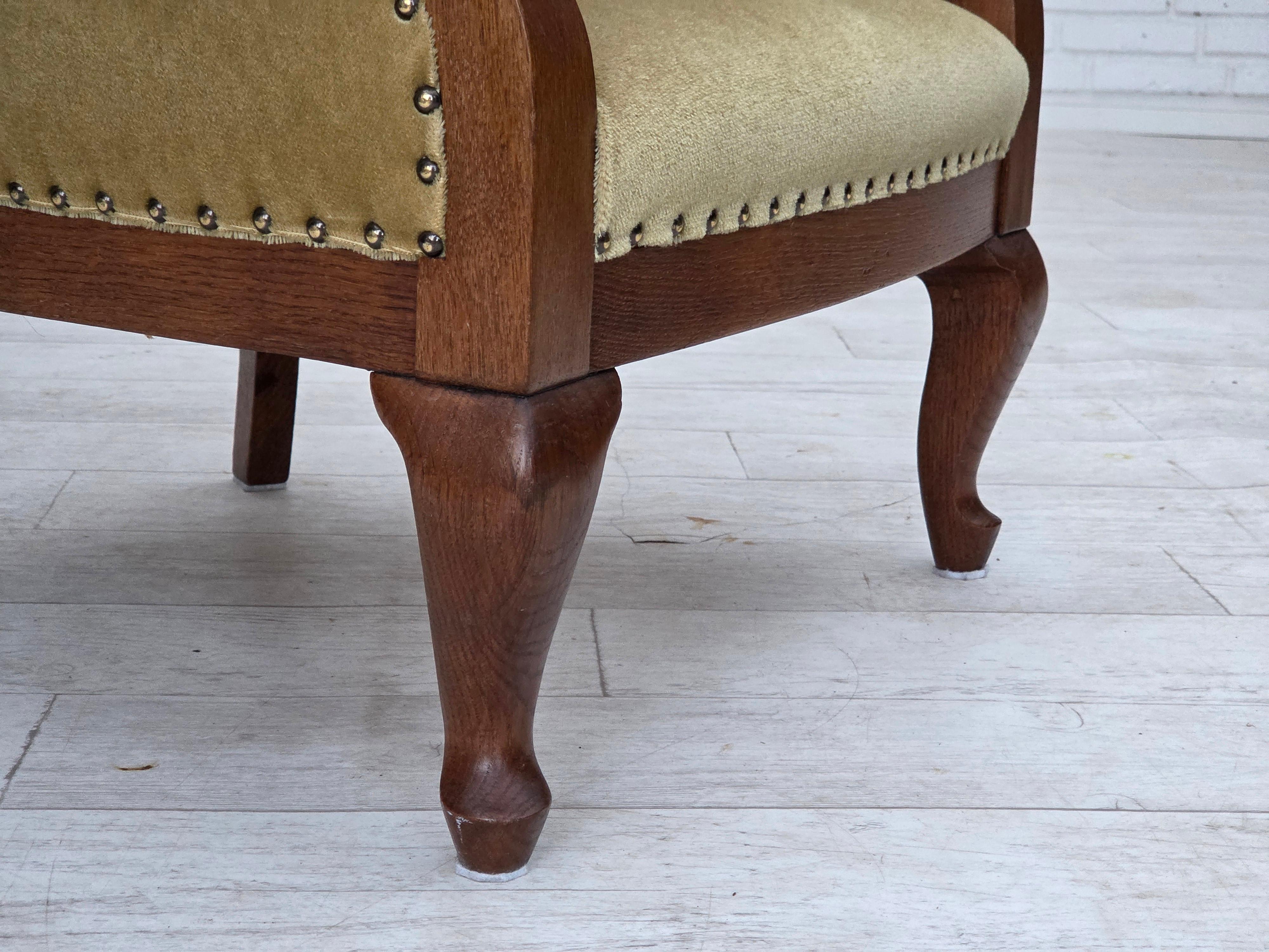 Años 60, sillón danés auxiliar/infantil, terciopelo verde claro para muebles, madera de roble. Escandinavo moderno en venta