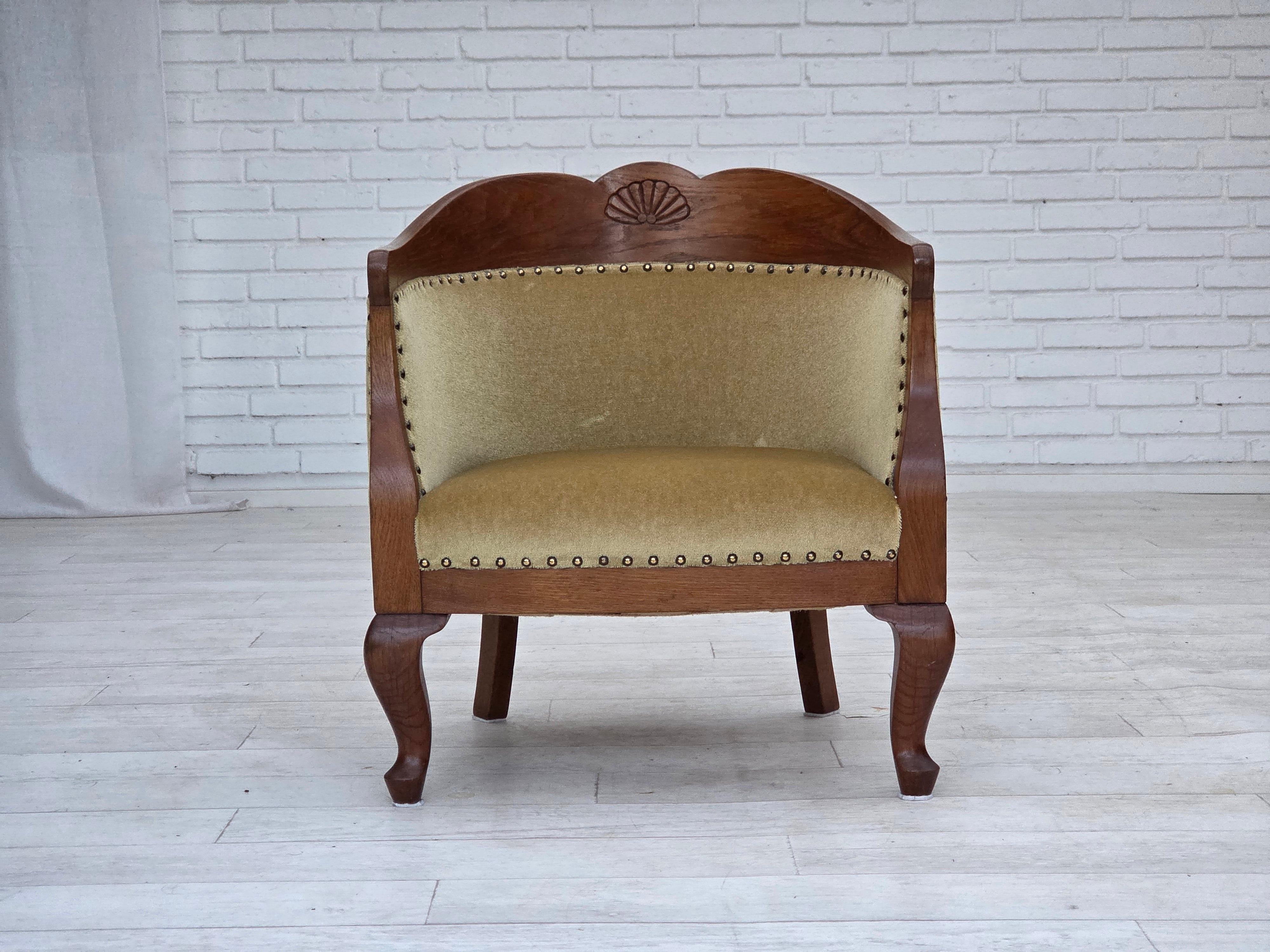 Años 60, sillón danés auxiliar/infantil, terciopelo verde claro para muebles, madera de roble. en Bueno estado para la venta en Tarm, 82