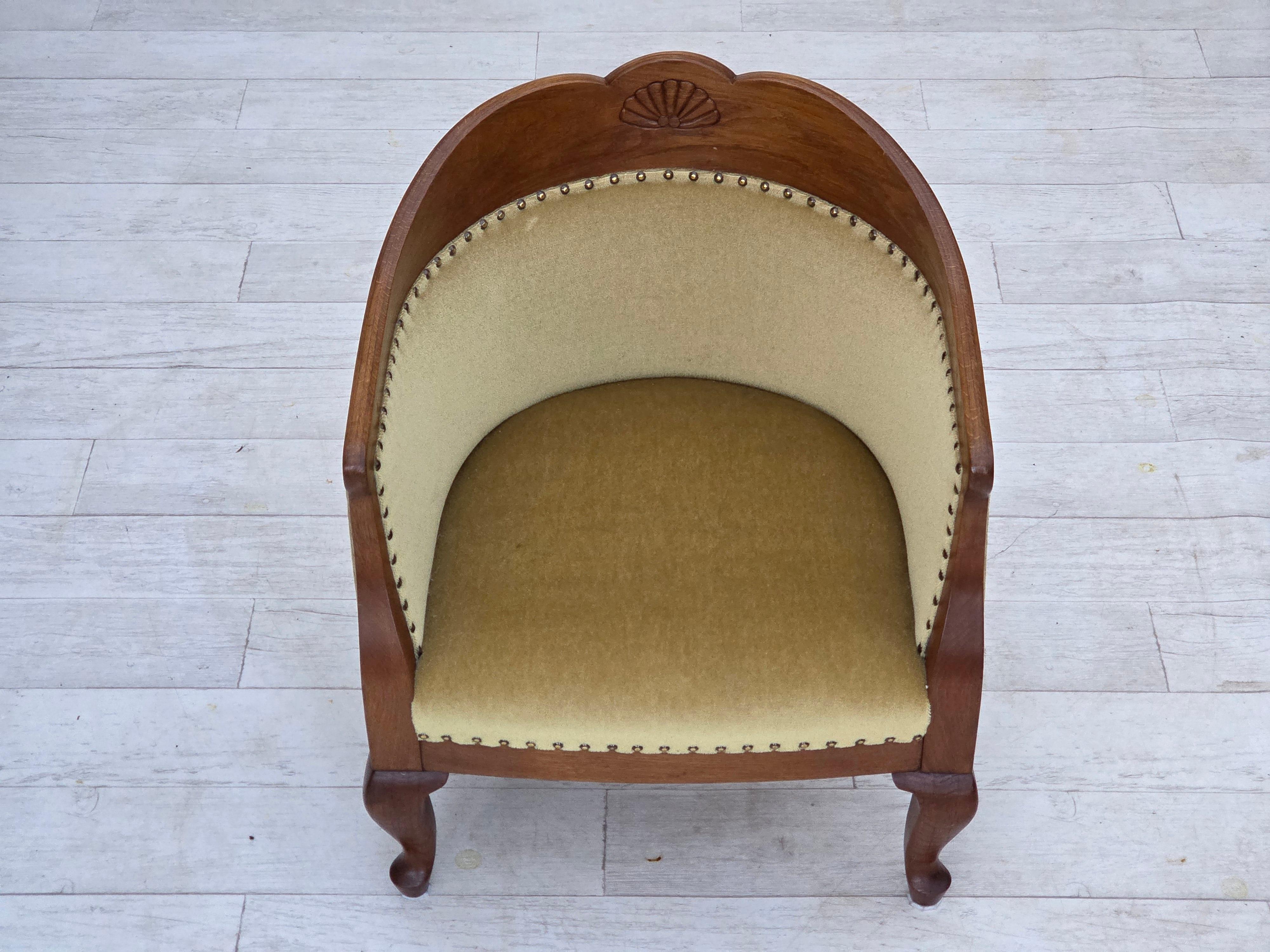 Años 60, sillón danés auxiliar/infantil, terciopelo verde claro para muebles, madera de roble. mediados del siglo XX en venta