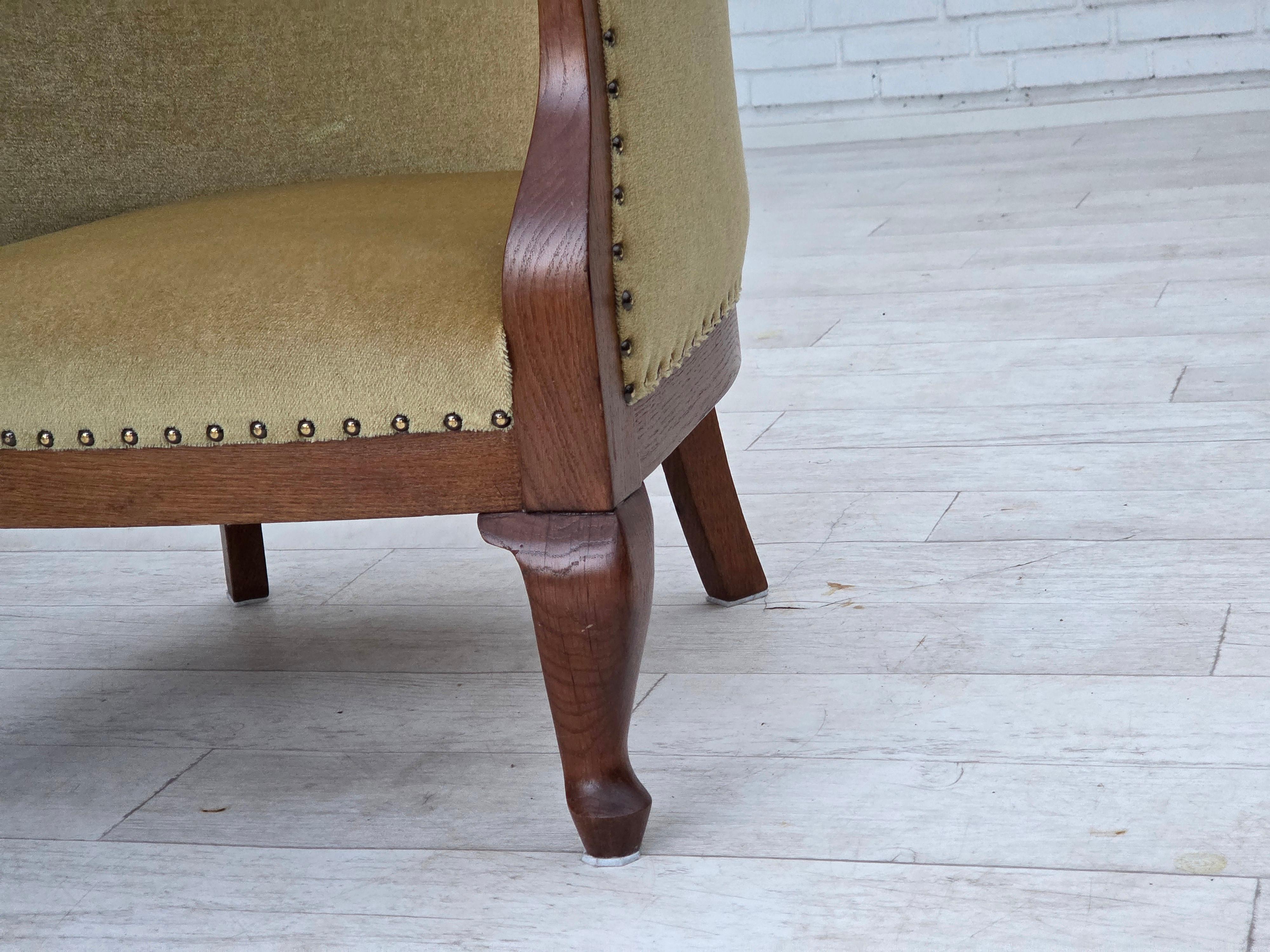 Años 60, sillón danés auxiliar/infantil, terciopelo verde claro para muebles, madera de roble. Terciopelo en venta