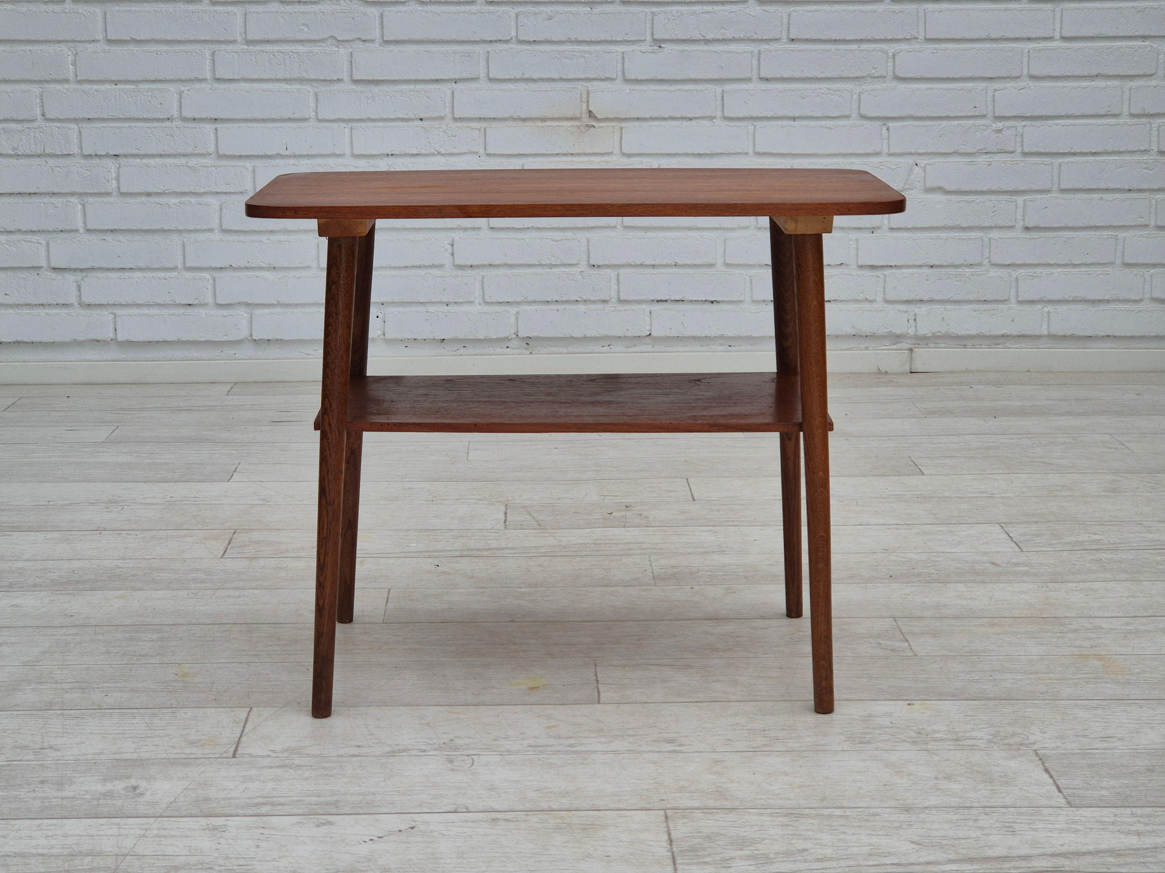1960er Jahre, dänischer Beistelltisch aus Teakholz. Originaler guter Zustand. Beine und Regal aus Teakholz. Hergestellt von einem dänischen Möbelhersteller etwa in den 1960er Jahren. Der Tisch wurde von einem Handwerker überprüft.