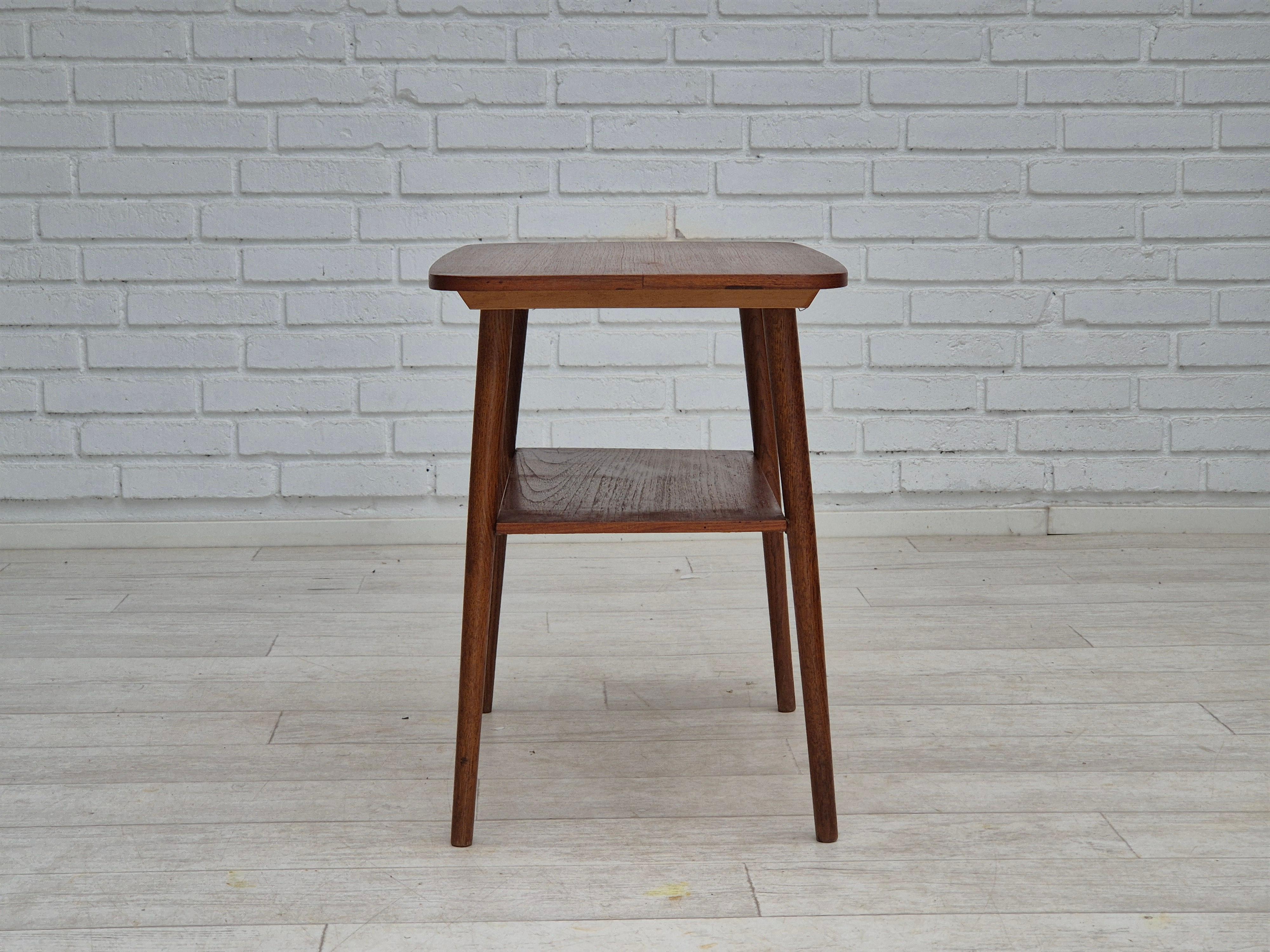 1960er Jahre, Dänischer Beistelltisch, Teakholz, Originalzustand. im Angebot 1