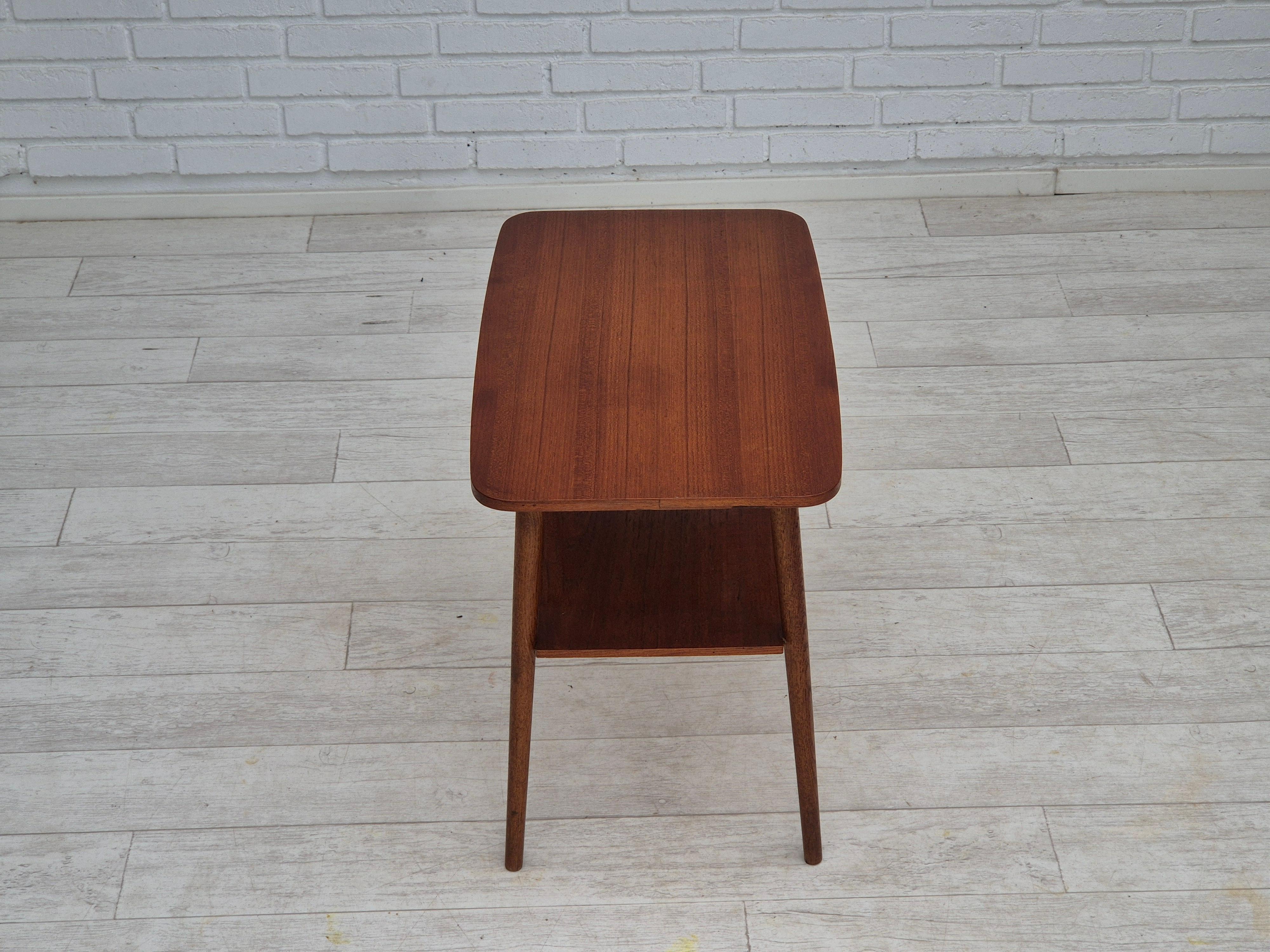 1960er Jahre, Dänischer Beistelltisch, Teakholz, Originalzustand. im Angebot 2