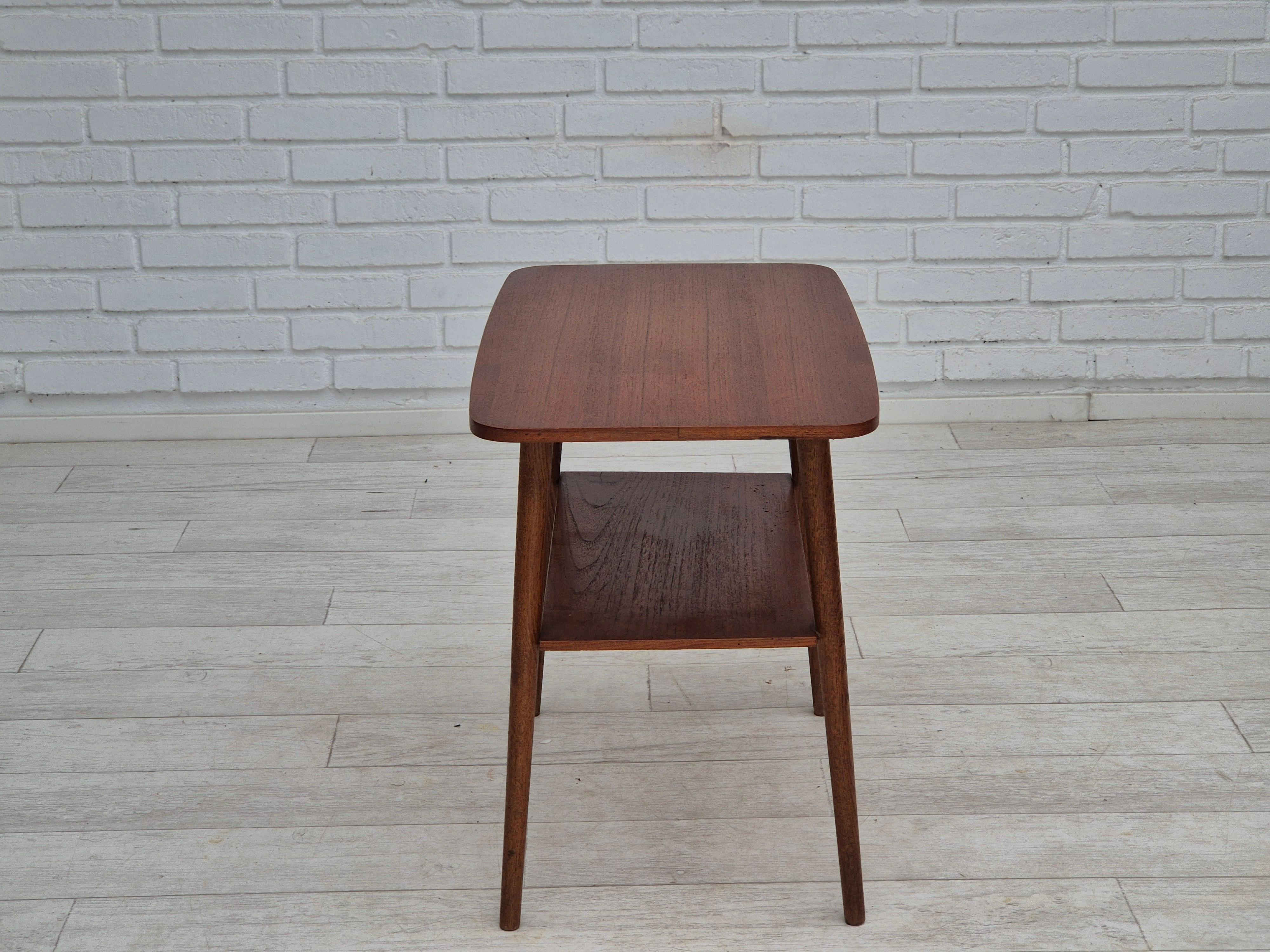 1960er Jahre, Dänischer Beistelltisch, Teakholz, Originalzustand. im Angebot 3