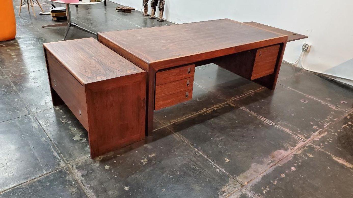 1960s Vintage Sigurd Hansens Danish Rosewood Executive Desk With An Extendable Side Leaf With Matching Rosewood File Cabinet.
This Is A Gorgeous Vintage Rosewood Executive / Presidential Desk by Denmarks Sigurd Hansens. See Pic Of The Foil 