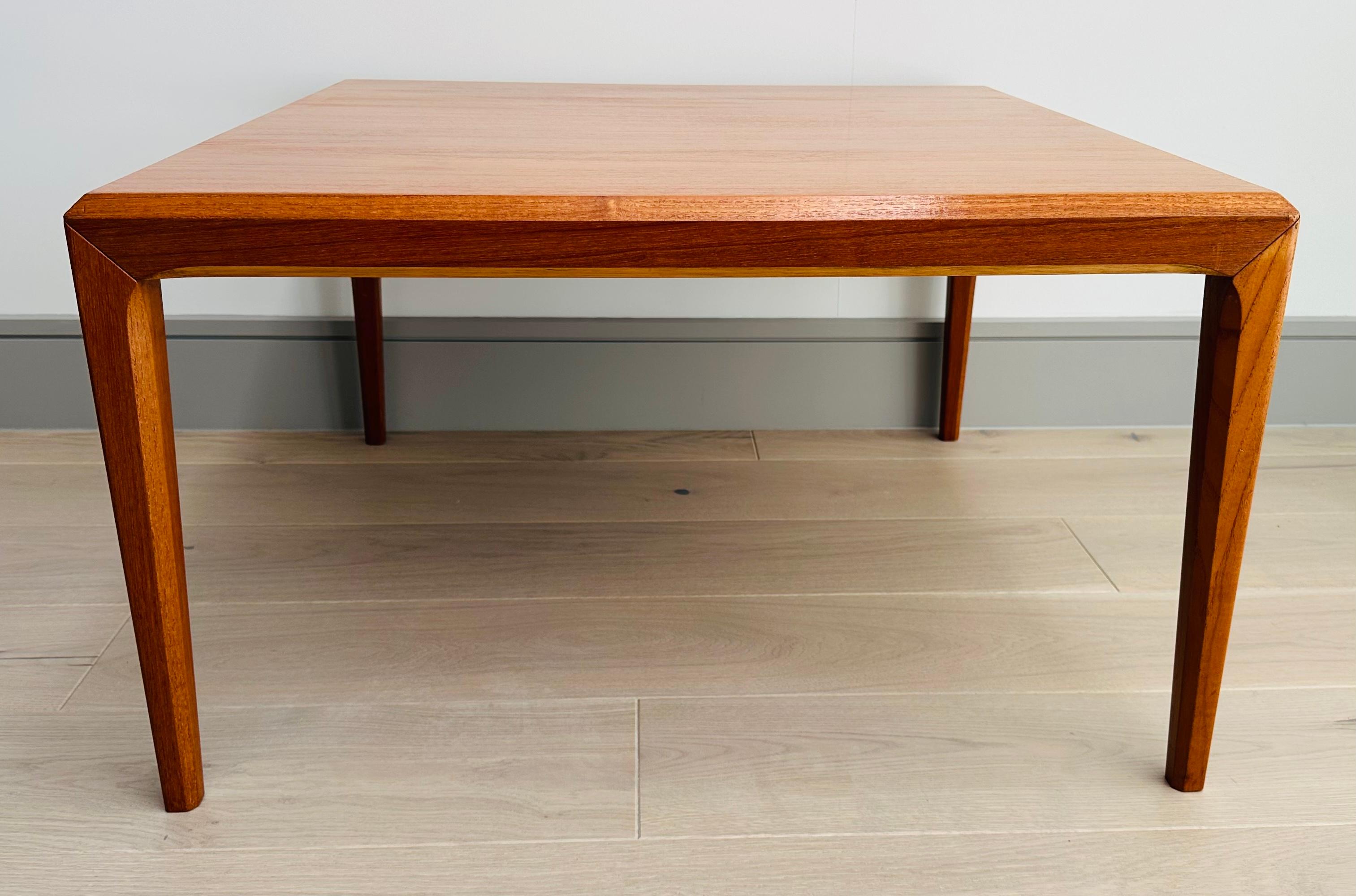 Quadratischer dänischer Silkeborg Furniture-Couchtisch aus Teakholz von Johannes Andersen, 1960er Jahre (Metall) im Angebot