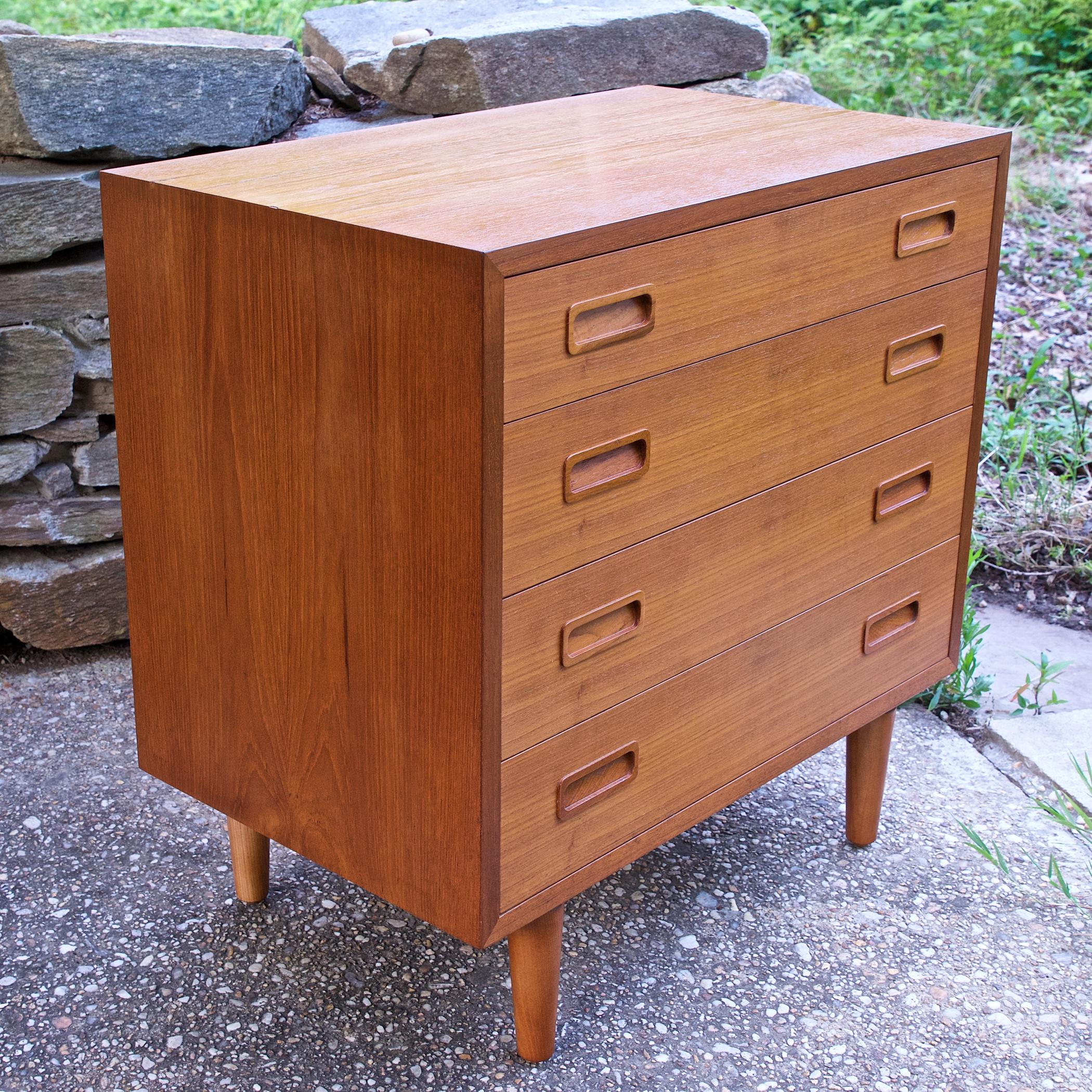 1960 Danesa Pequeña Cómoda Consola Mesa Teca Mediados de Siglo Escandinavo moderno en venta