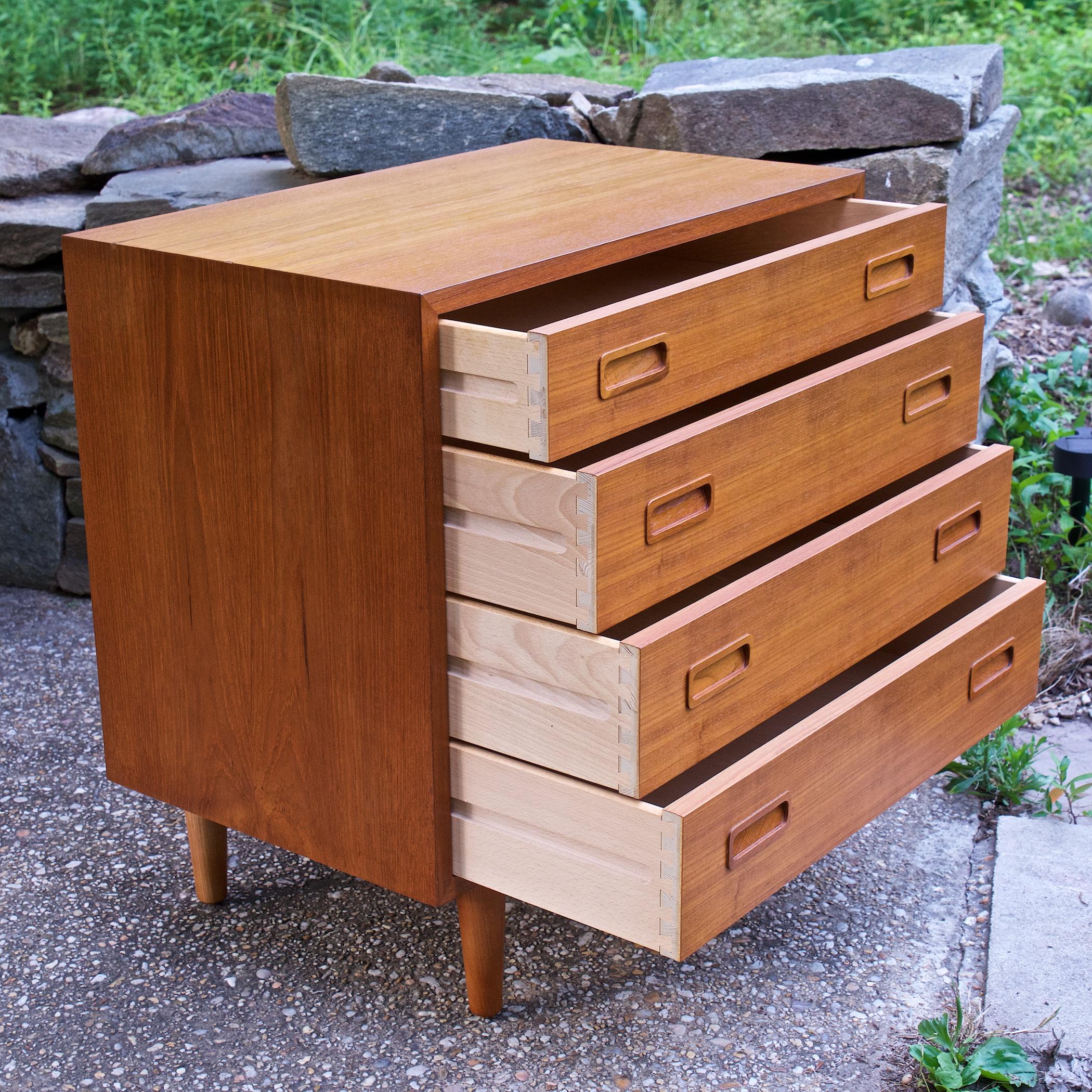 1960 Danesa Pequeña Cómoda Consola Mesa Teca Mediados de Siglo en Bastante bueno estado para la venta en Hyattsville, MD