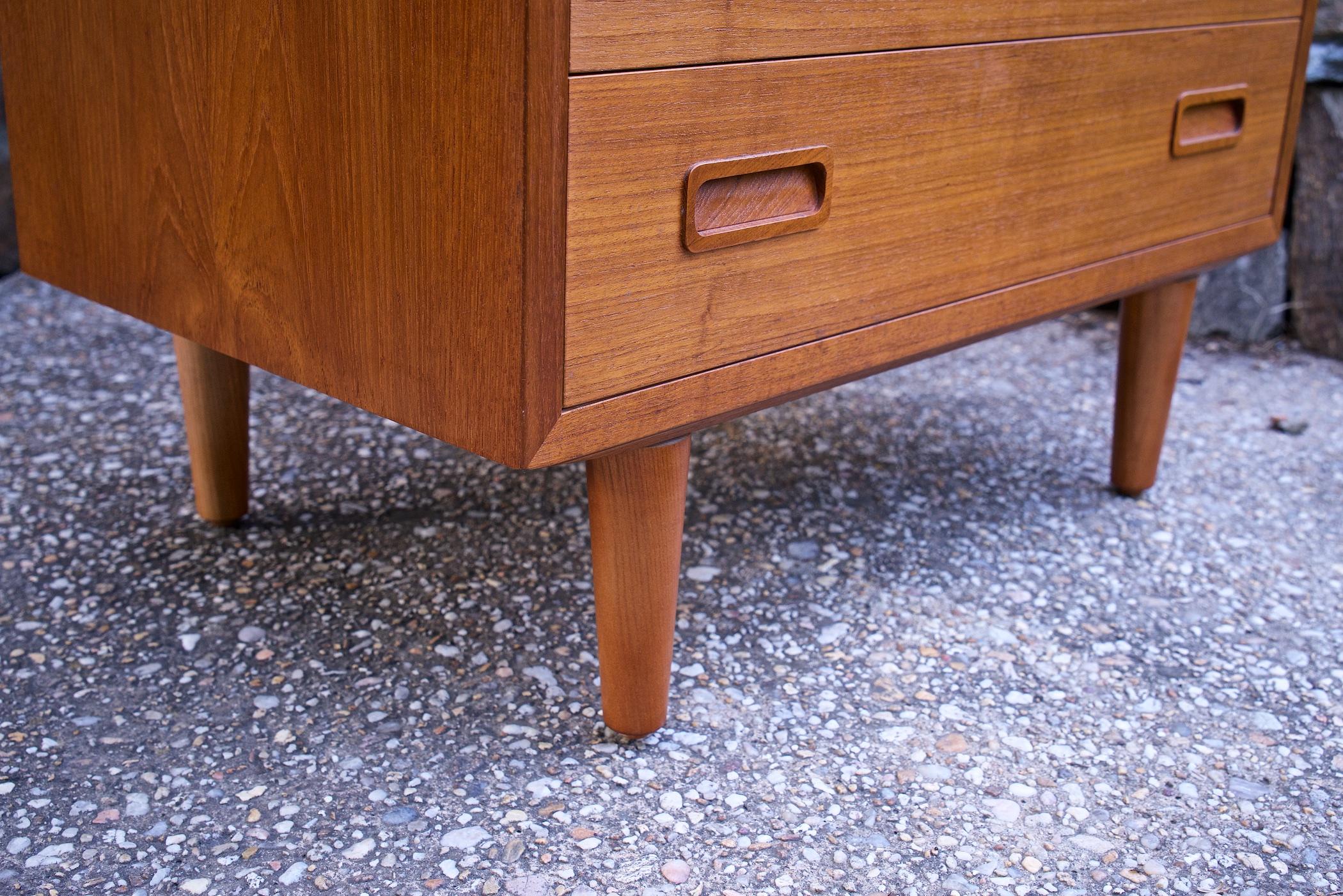 1960 Danesa Pequeña Cómoda Consola Mesa Teca Mediados de Siglo mediados del siglo XX en venta