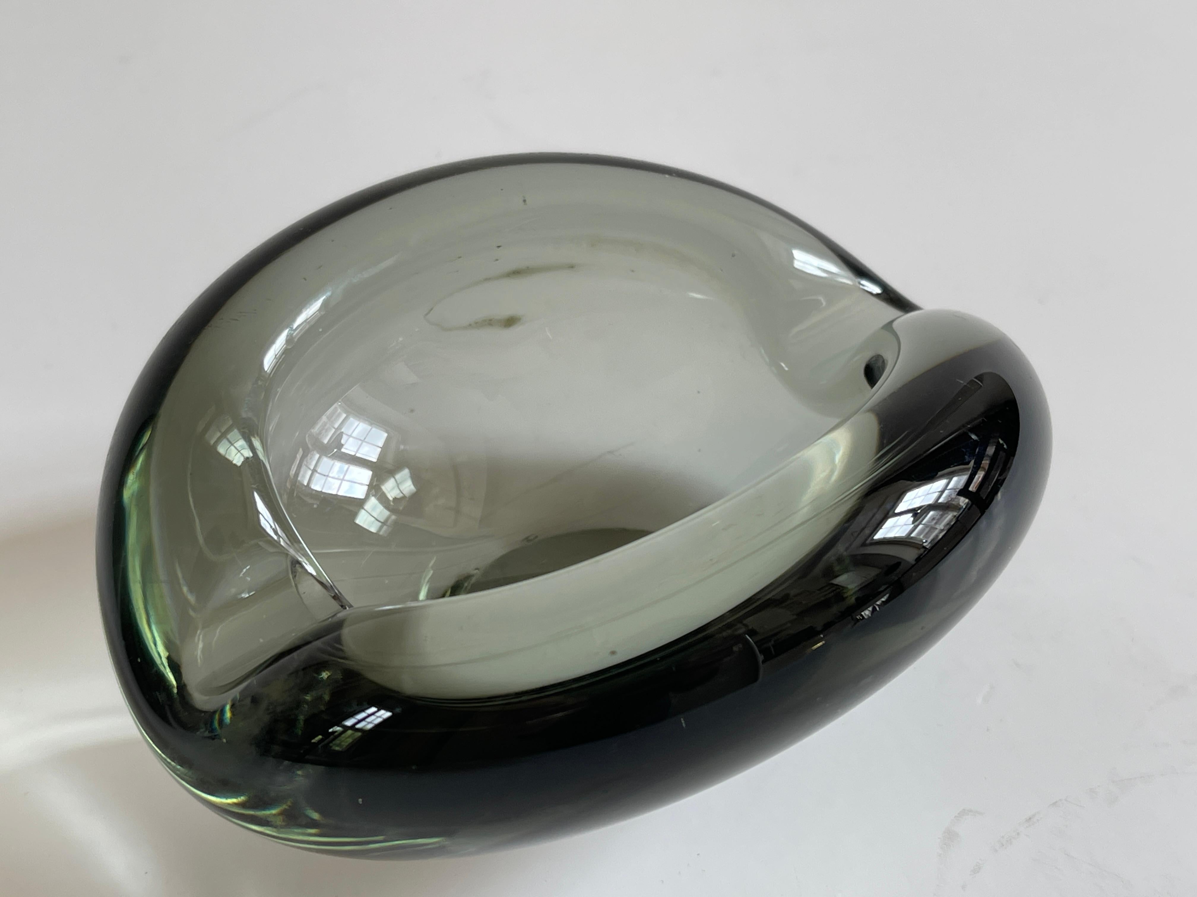 1960’s Danish Smoke Glass Bowl by Per Lutken for Holmegaard For Sale 2