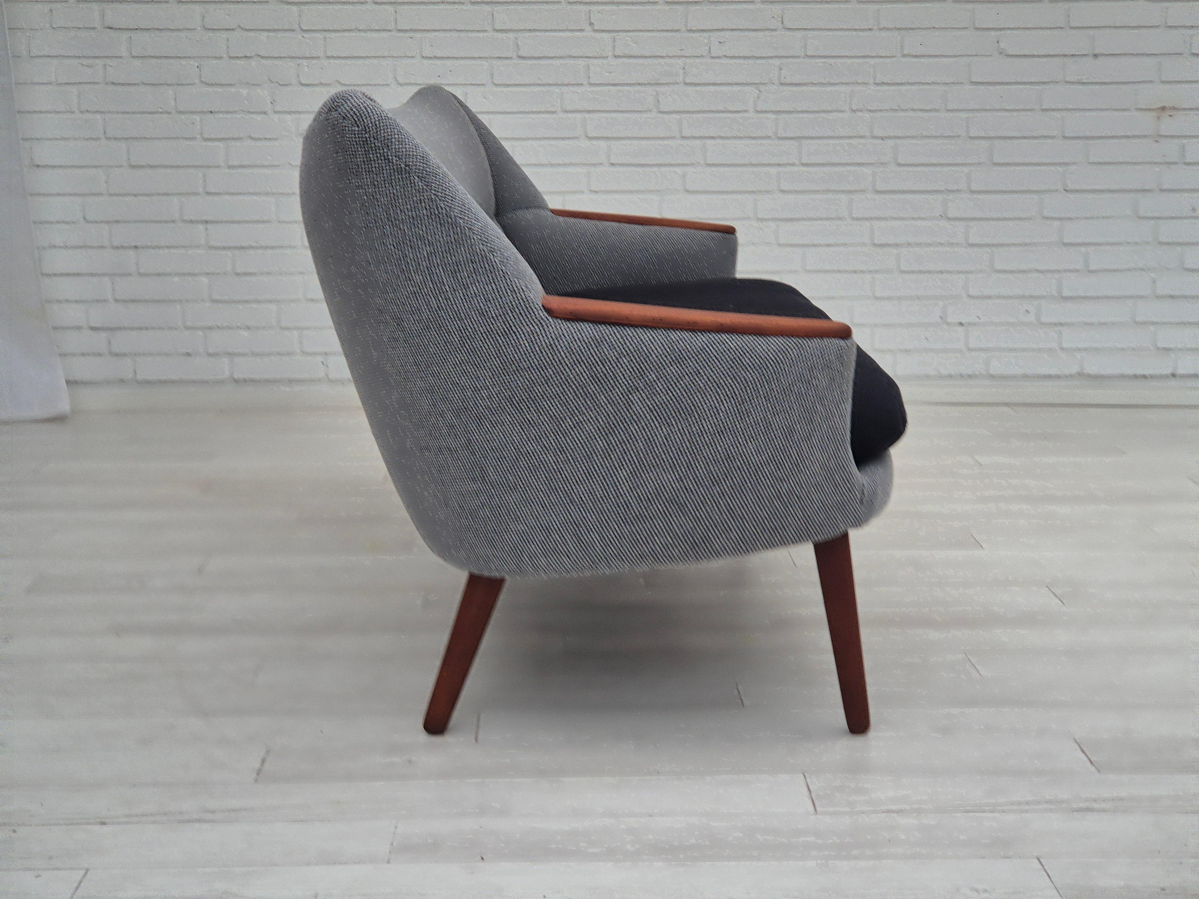 1960s, Danish sofa by Kurt Østervig model 58, completely reupholstered. In Good Condition For Sale In Tarm, 82