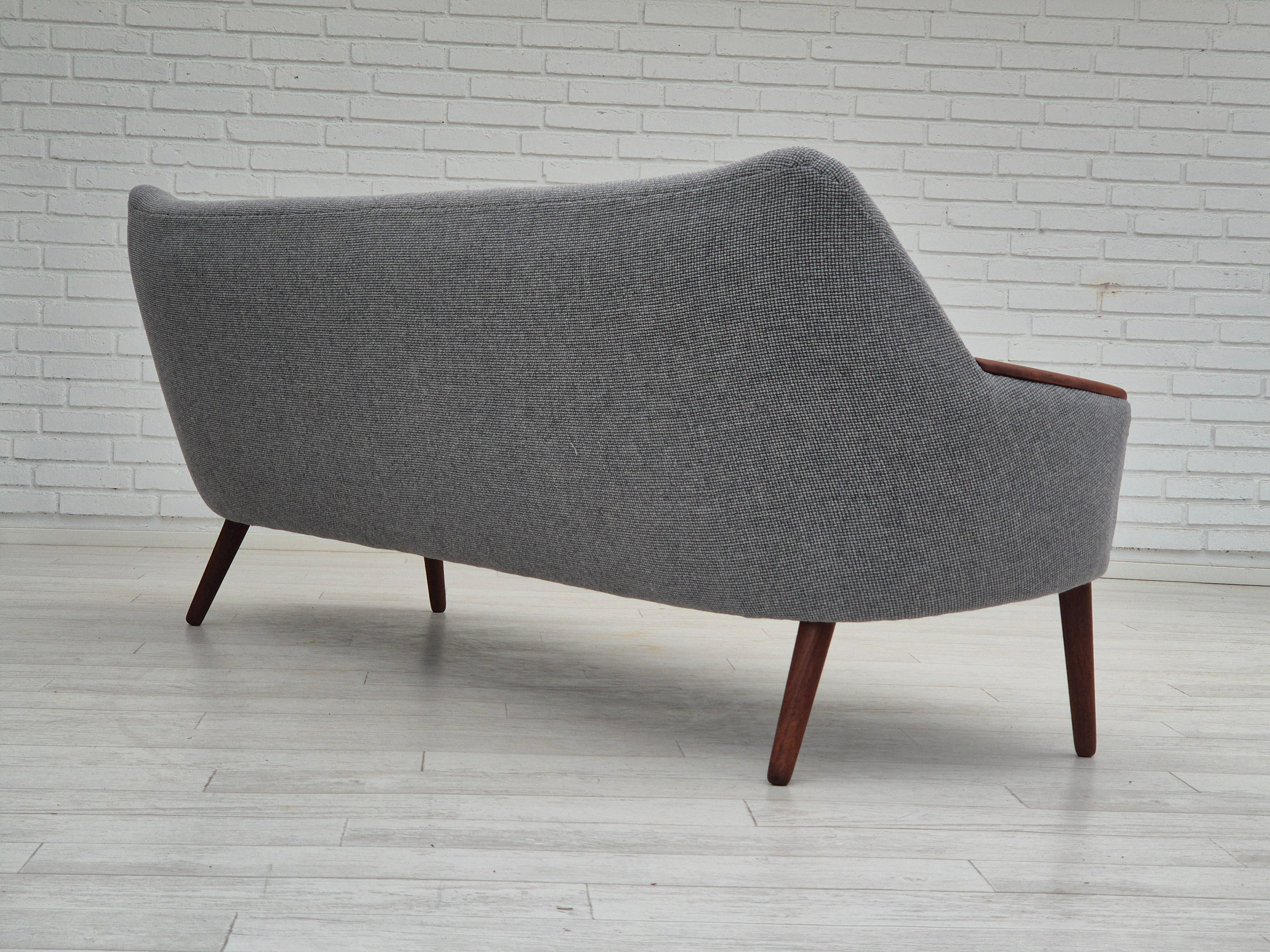 1960er Jahre, dänisches Sofa von Kurt Østervig Modell 58, komplett neu gepolstert. (Wolle) im Angebot