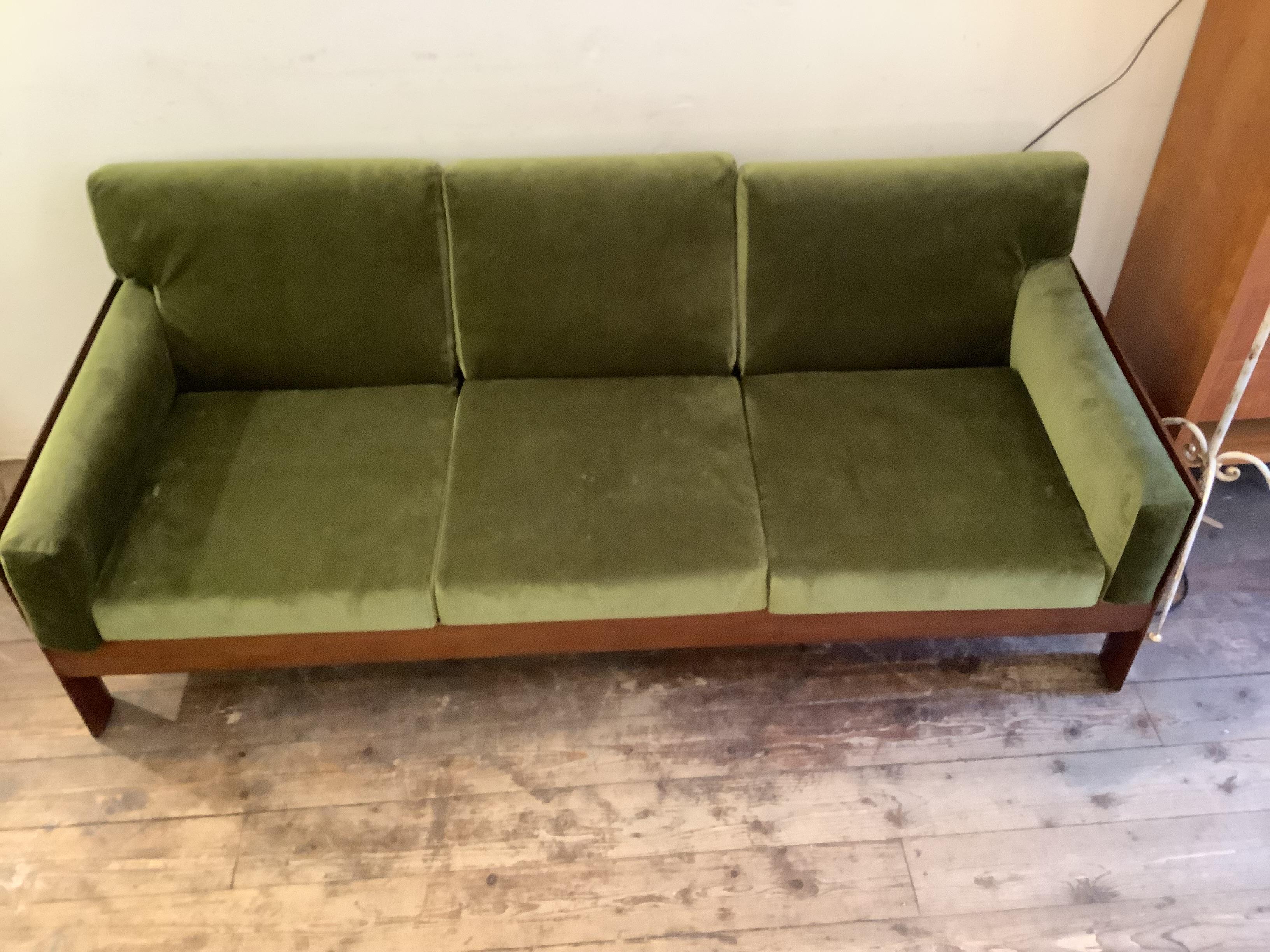 1960’s Danish sofa In Good Condition For Sale In London, Lambeth
