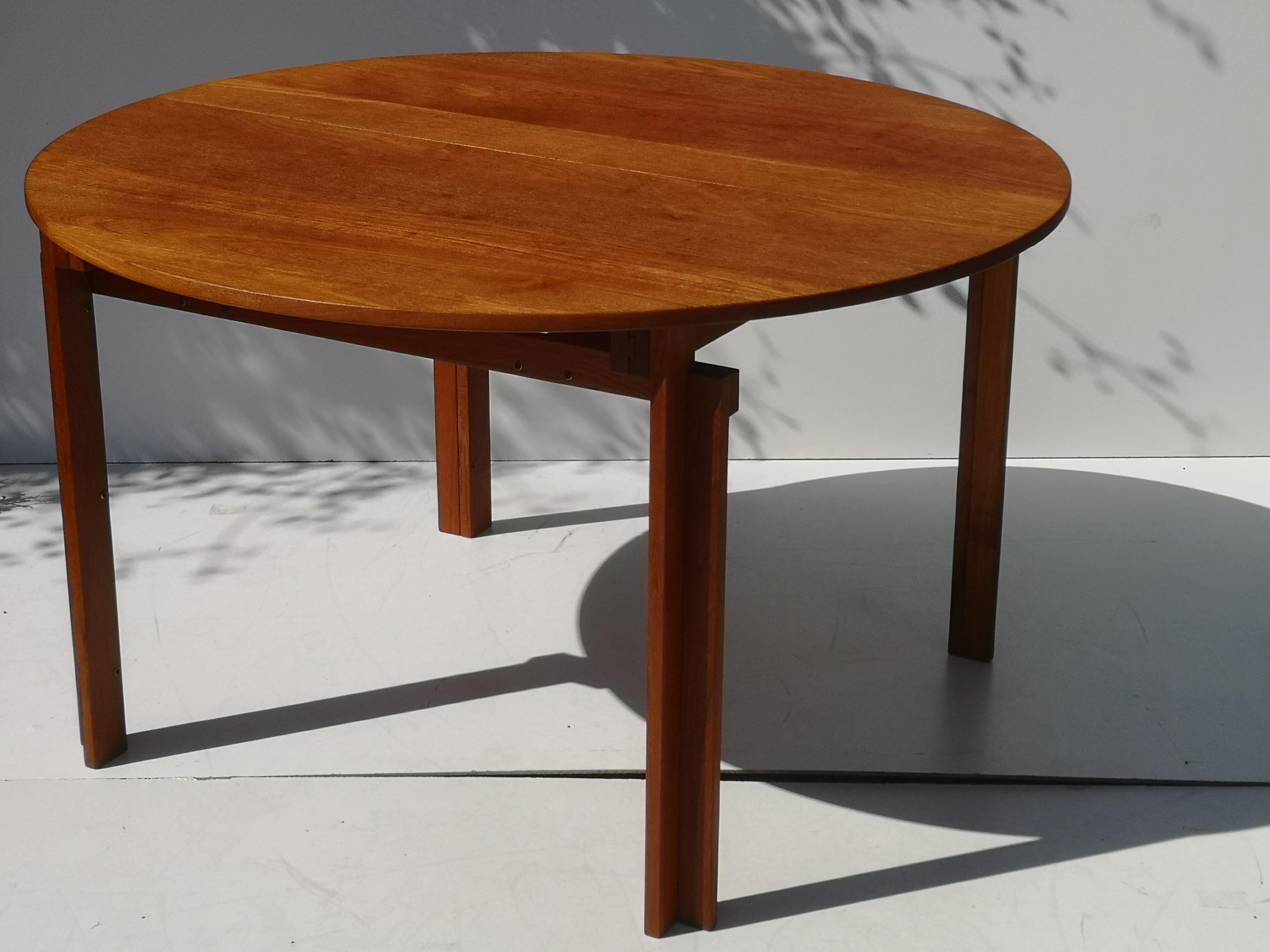 Exceptionally rare dining table designed by Inger Klingenberg for France & Son, circa 1960s. This model features two self storing leaves, and is comprised entirely of solid teak. Fantastic condition. 

Measures: 46 1/2 diameter
Expands to 58 3/8