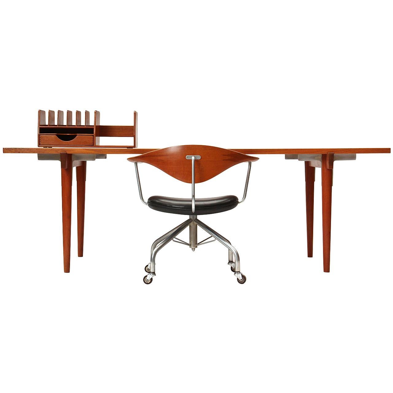 Table / bureau danois en teck massif des années 1960 par Hans Wegner pour Johannes Hansen