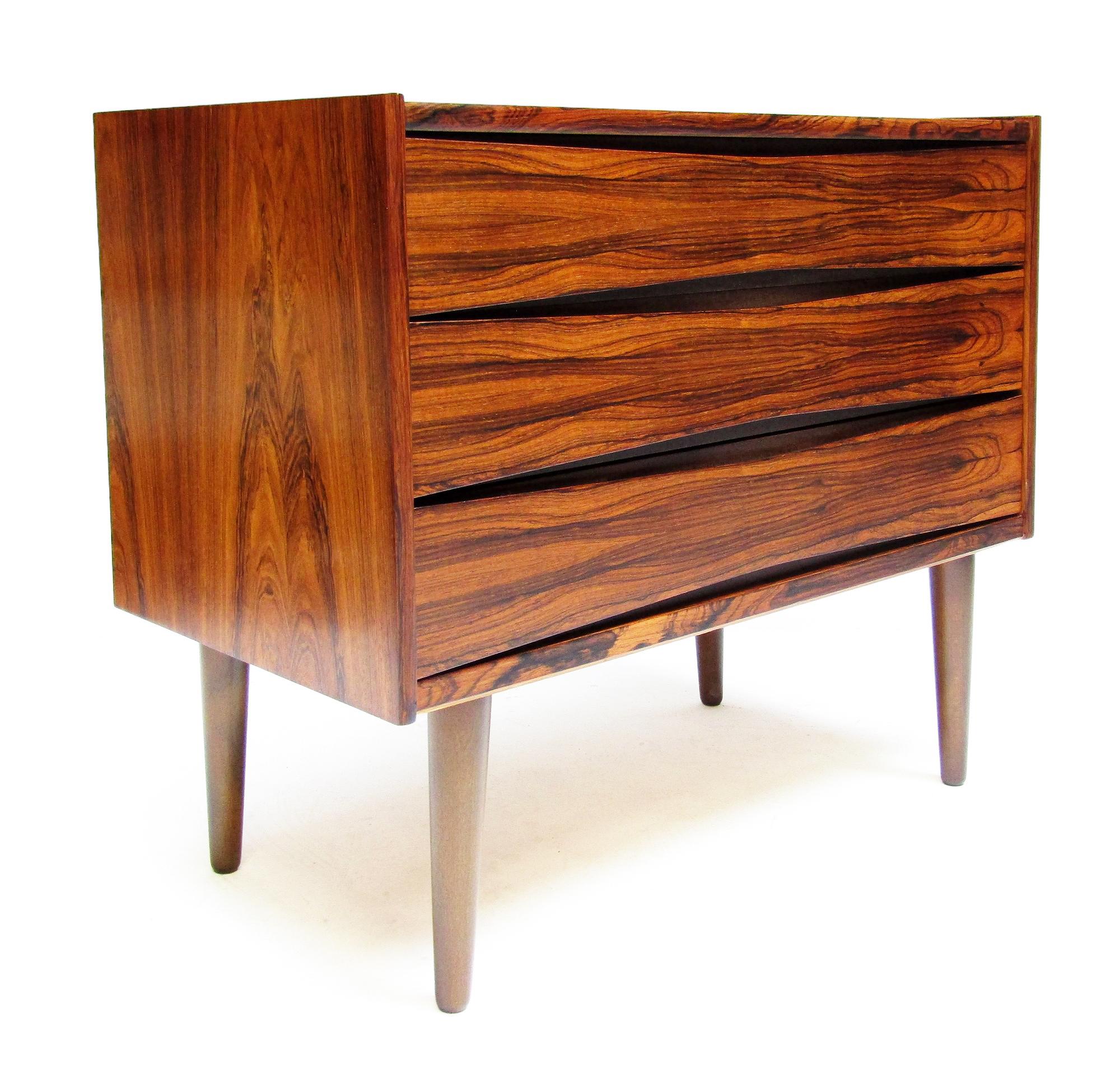 Un'elegante cassapanca degli anni '60 in palissandro Rio del designer norvegese Fredrik A. Kayser per Skeie & Co.

Simile ai design di Arne Vodder, questa rara cassapanca 