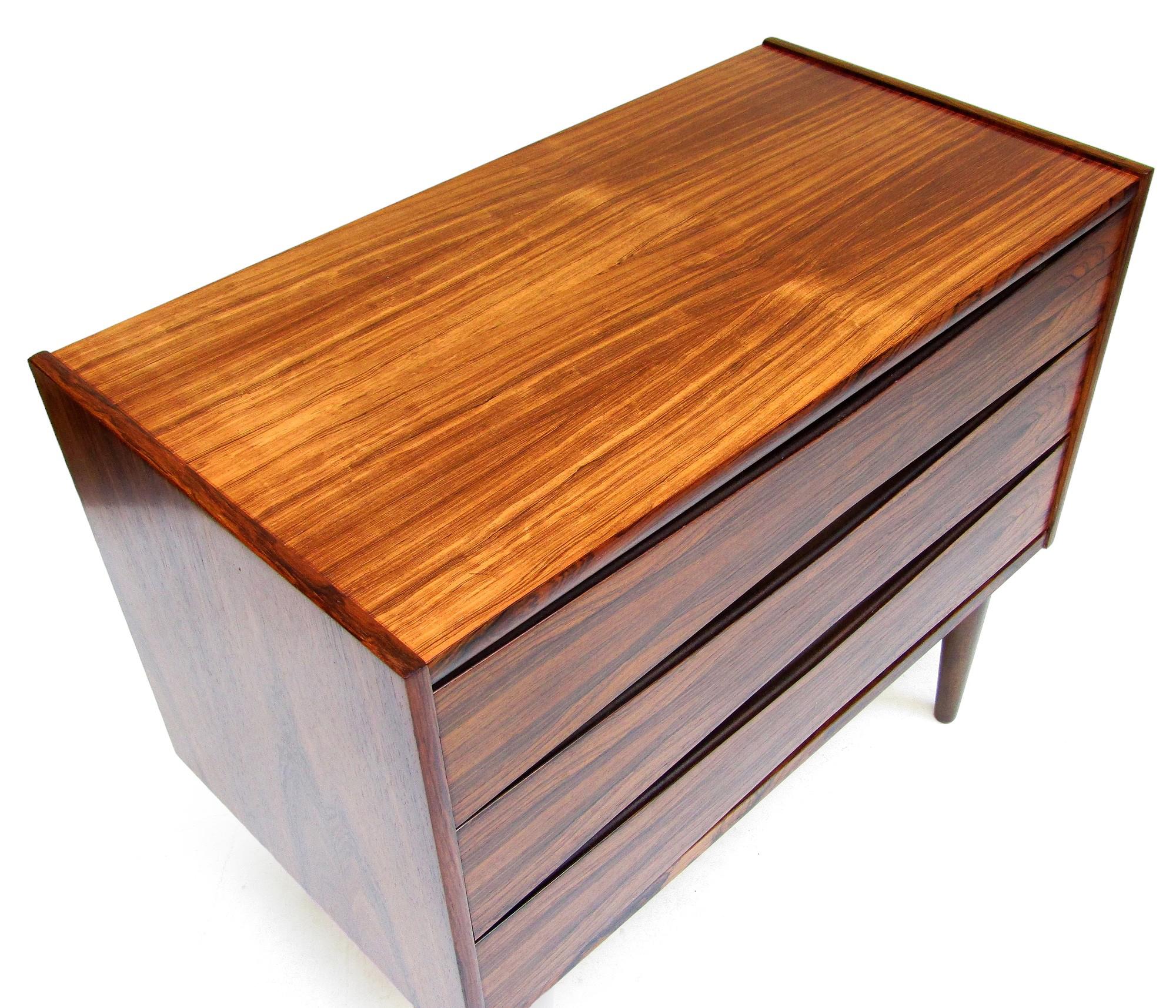 Mid-Century moderno Cassettiera laterale danese 