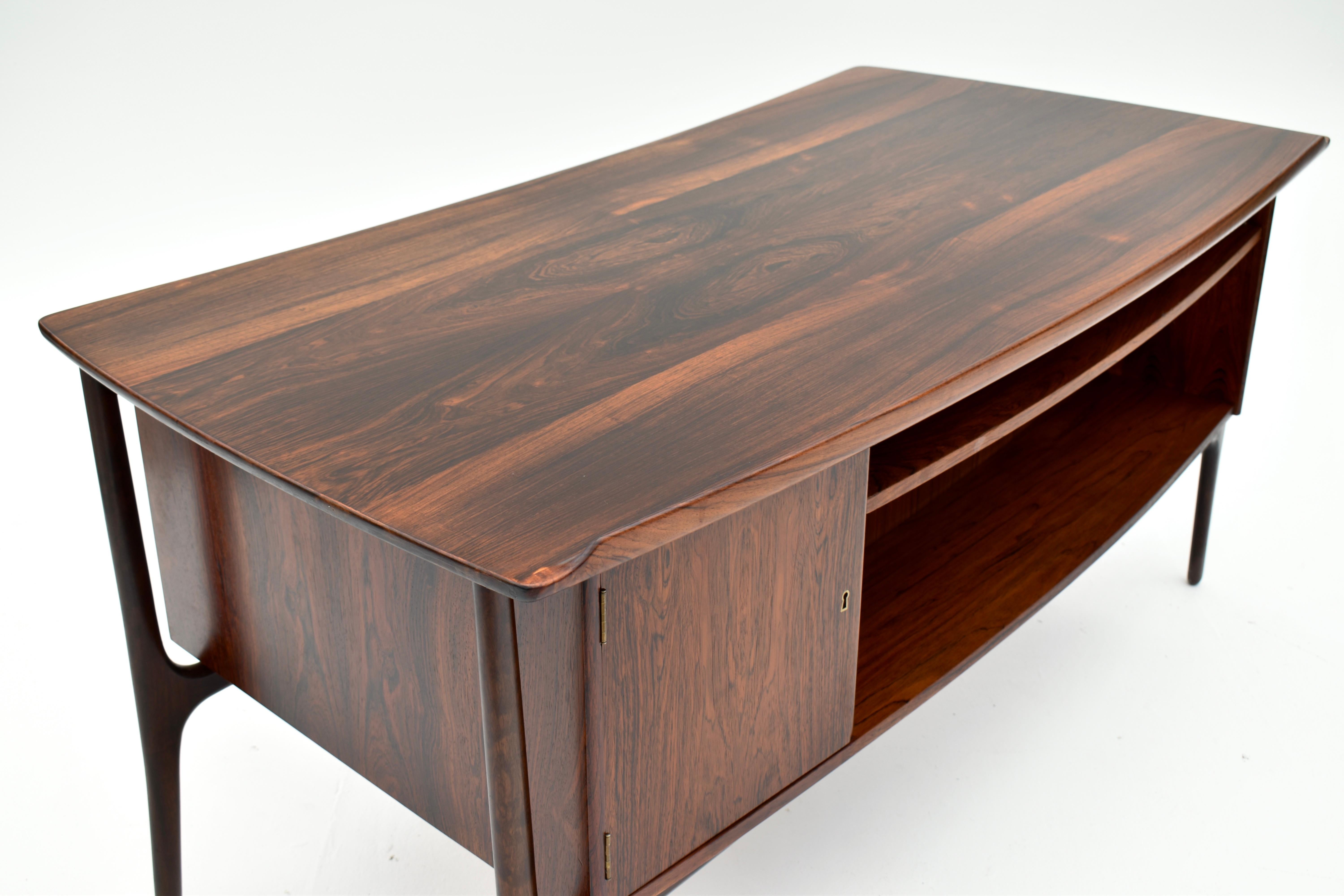 1960s Danish Svend Madsen Model 20 Rosewood Desk For H.P Hansens Mobelindustri For Sale 6