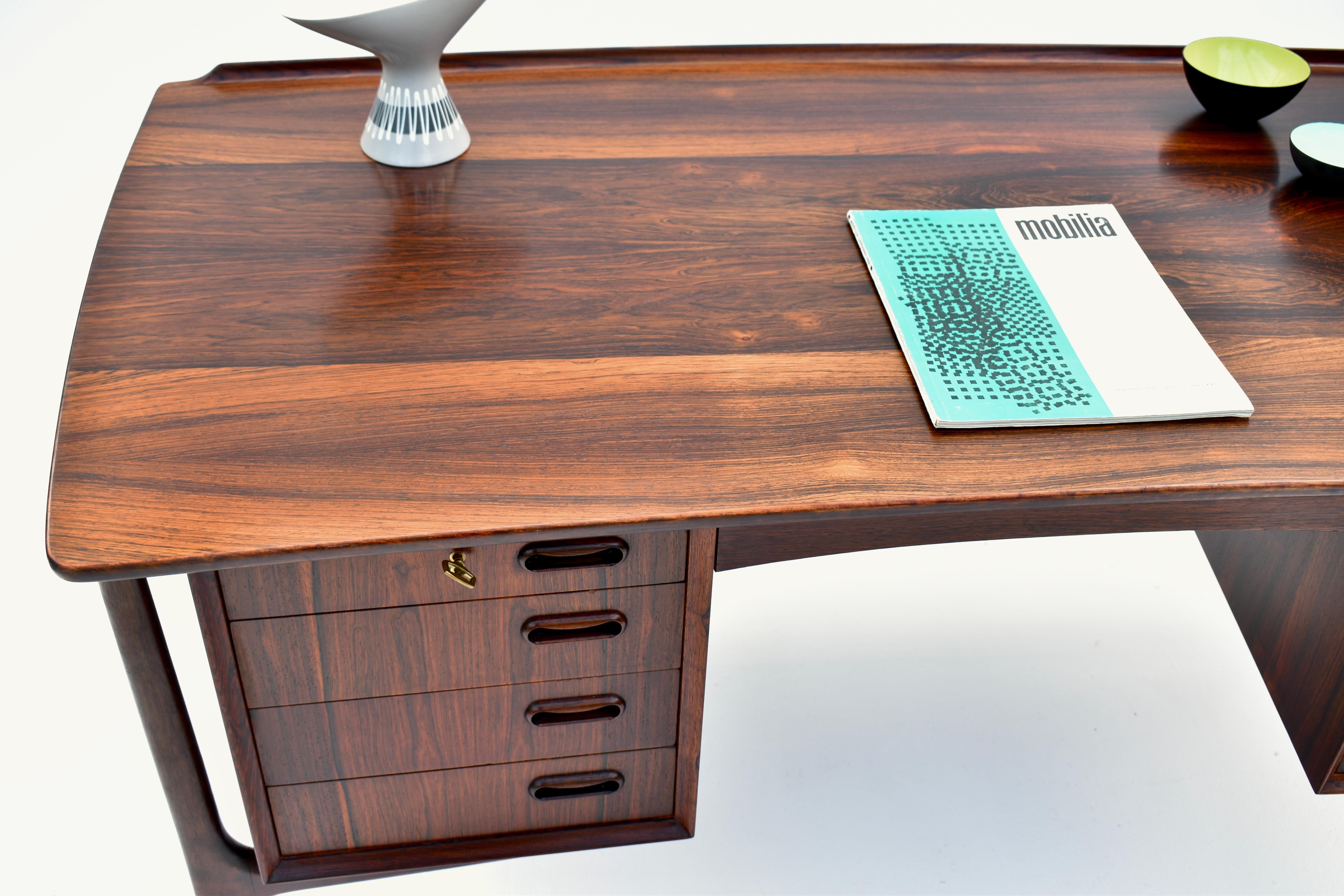 Scandinavian Modern 1960s Danish Svend Madsen Model 20 Rosewood Desk For H.P Hansens Mobelindustri For Sale