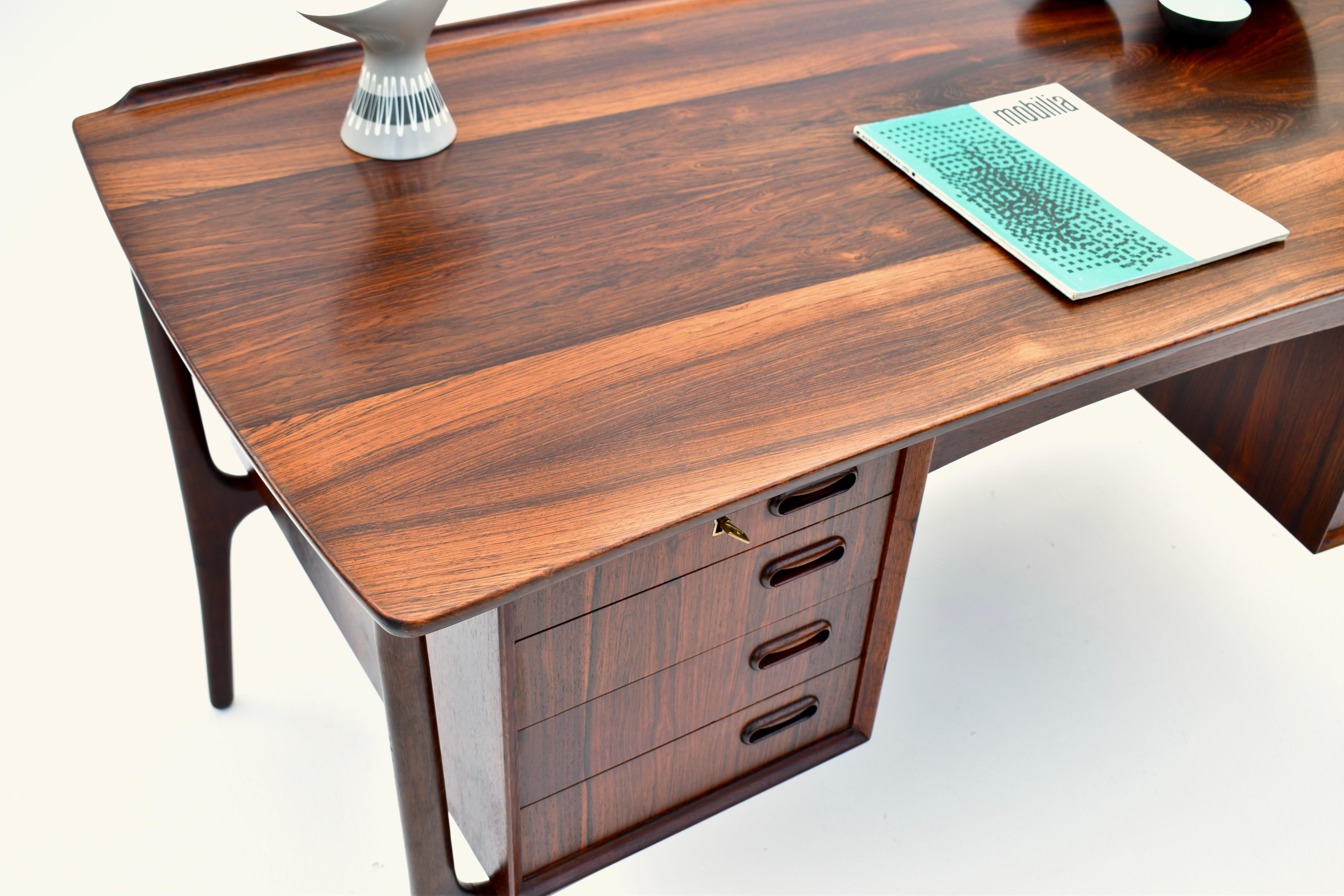 1960s Danish Svend Madsen Model 20 Rosewood Desk For H.P Hansens Mobelindustri In Good Condition For Sale In Shepperton, Surrey
