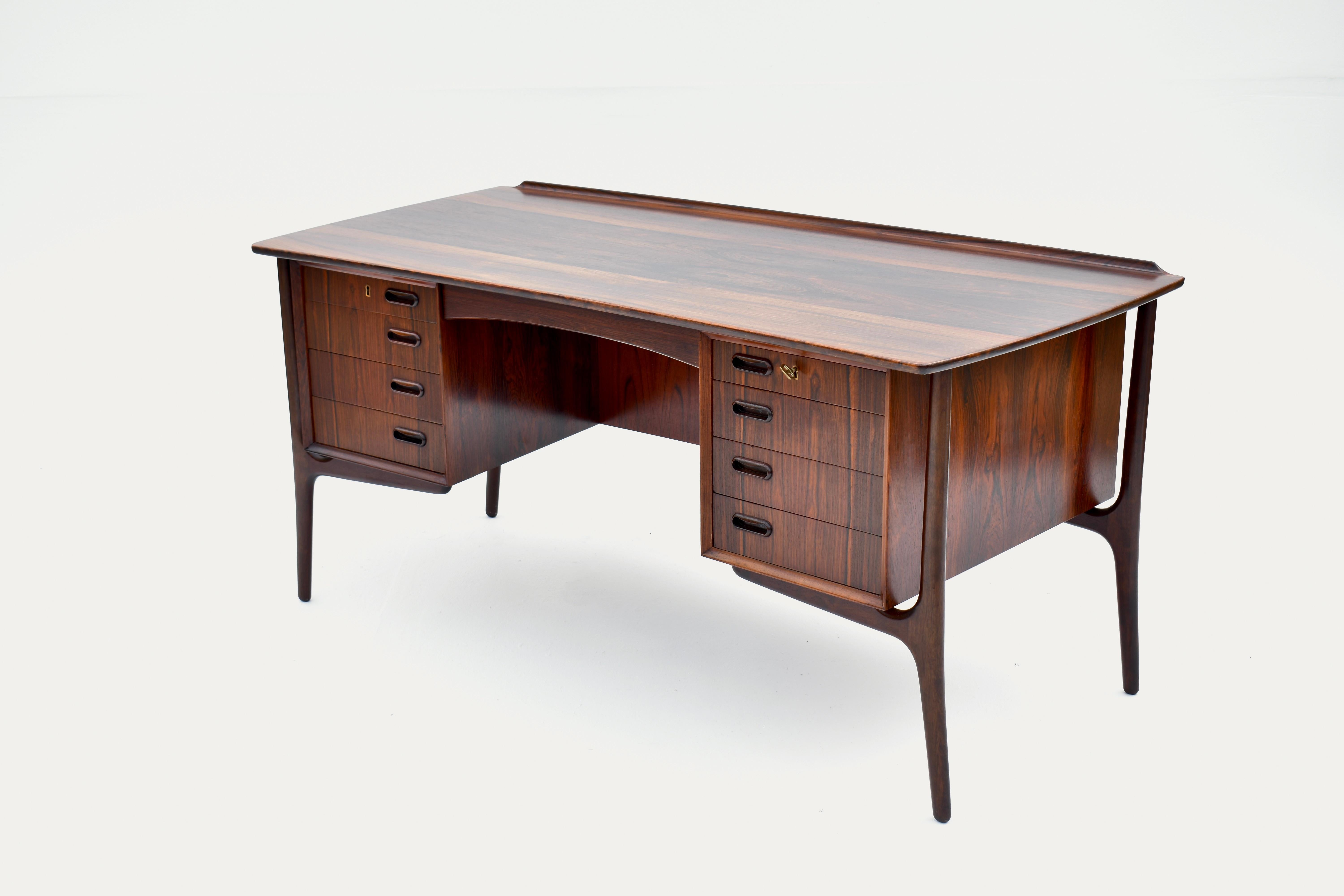 Mid-20th Century 1960s Danish Svend Madsen Model 20 Rosewood Desk For H.P Hansens Mobelindustri For Sale