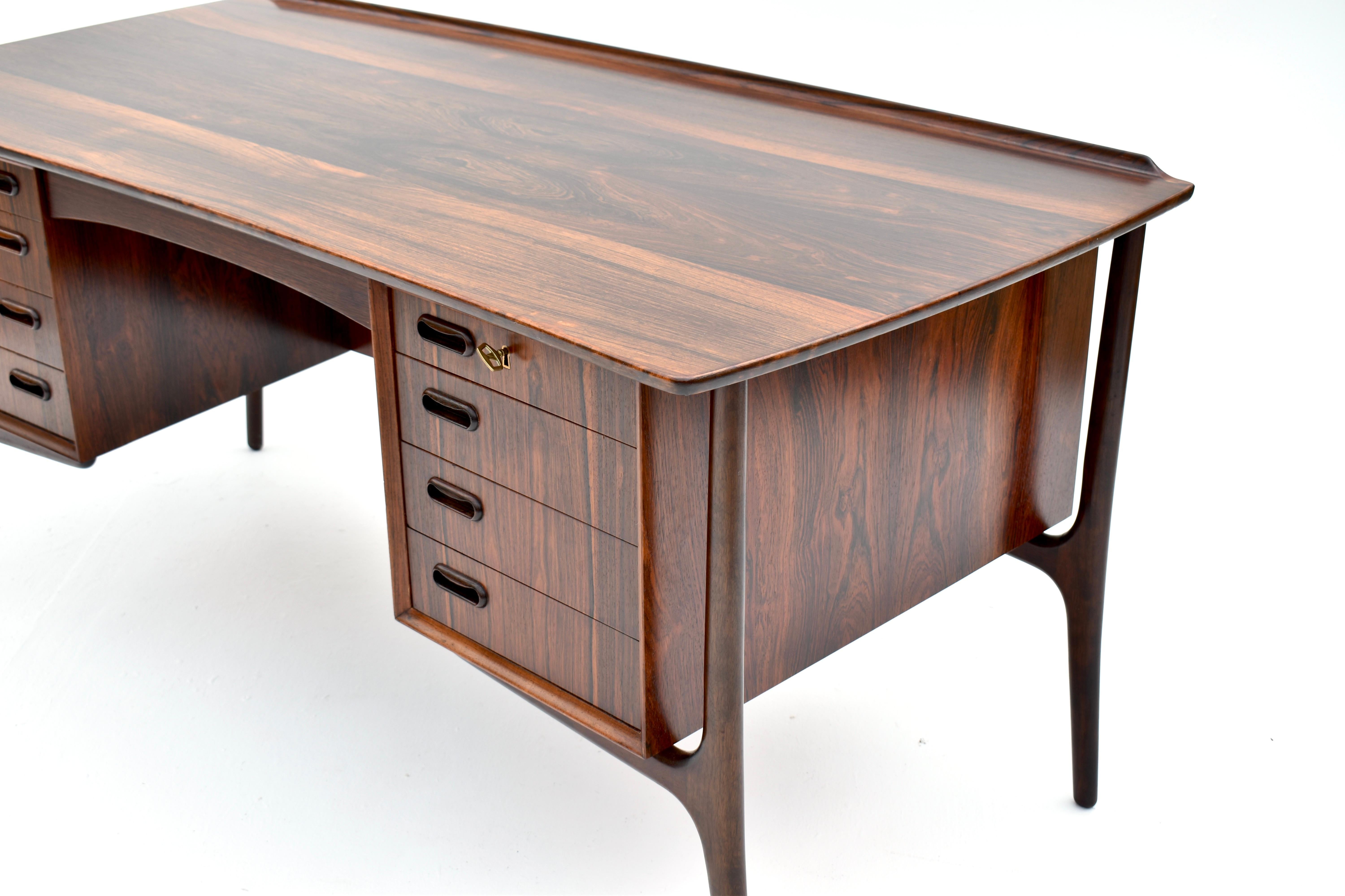 1960s Danish Svend Madsen Model 20 Rosewood Desk For H.P Hansens Mobelindustri For Sale 1