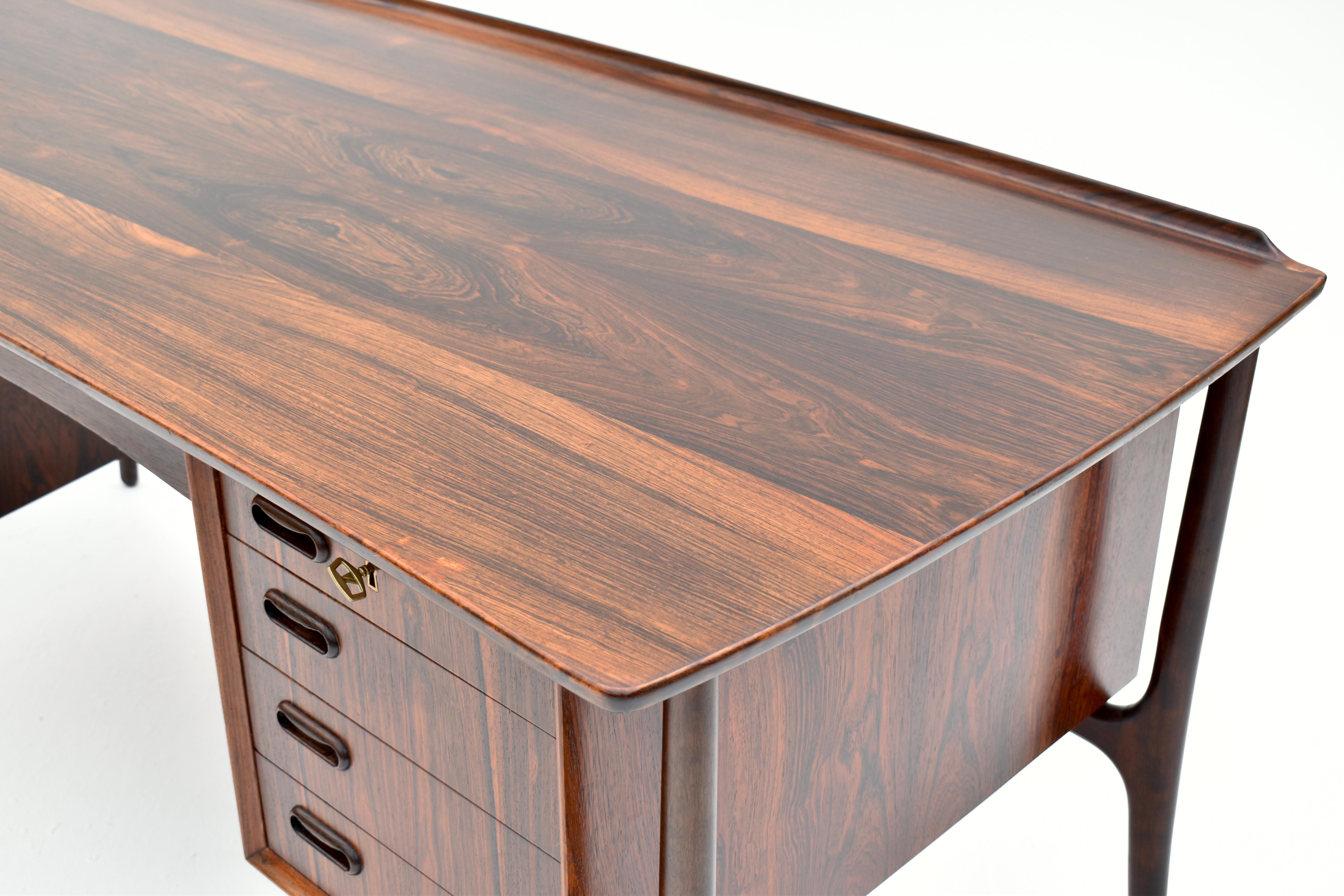 1960s Danish Svend Madsen Model 20 Rosewood Desk For H.P Hansens Mobelindustri For Sale 2