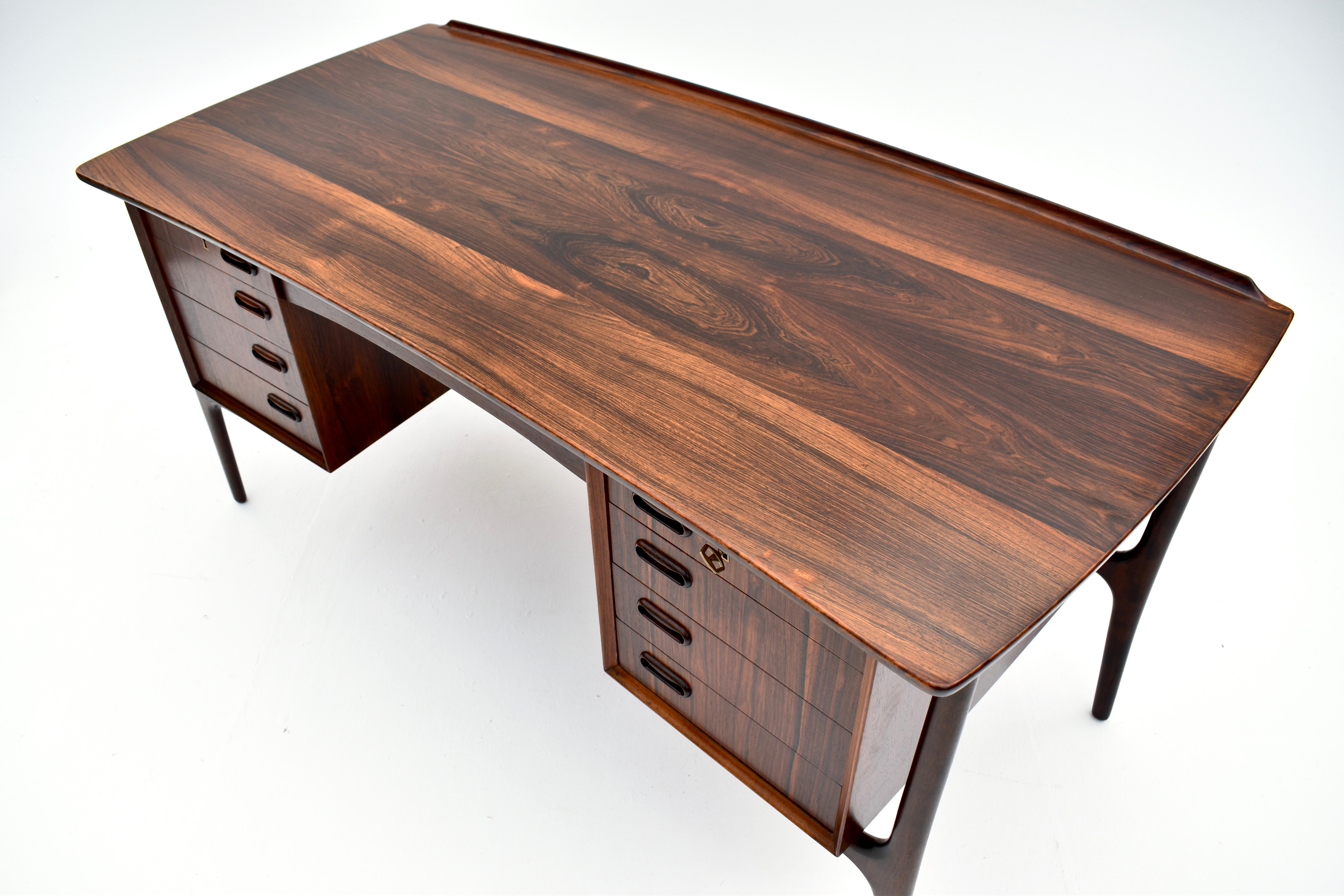 1960s Danish Svend Madsen Model 20 Rosewood Desk For H.P Hansens Mobelindustri For Sale 3
