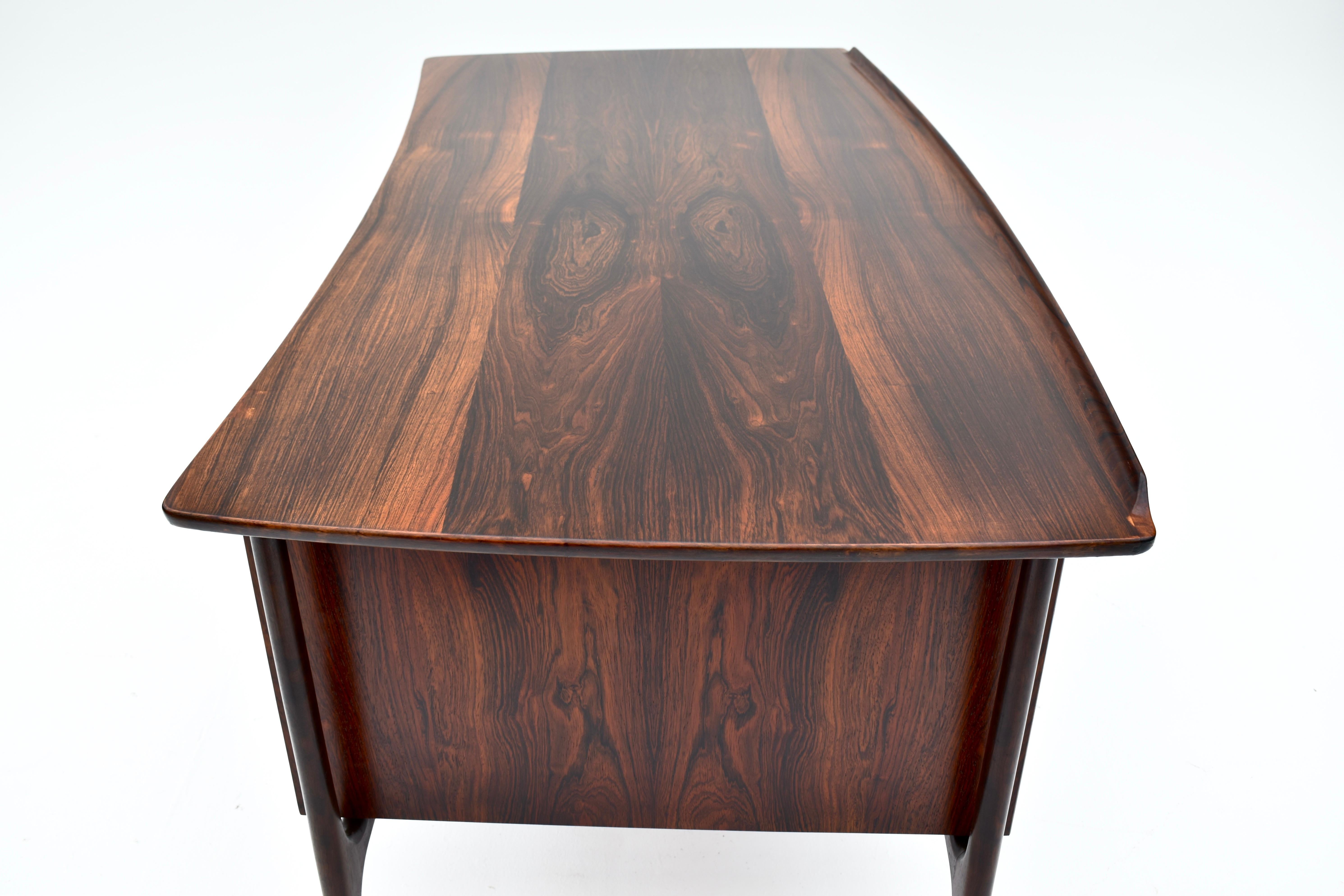 1960s Danish Svend Madsen Model 20 Rosewood Desk For H.P Hansens Mobelindustri For Sale 4