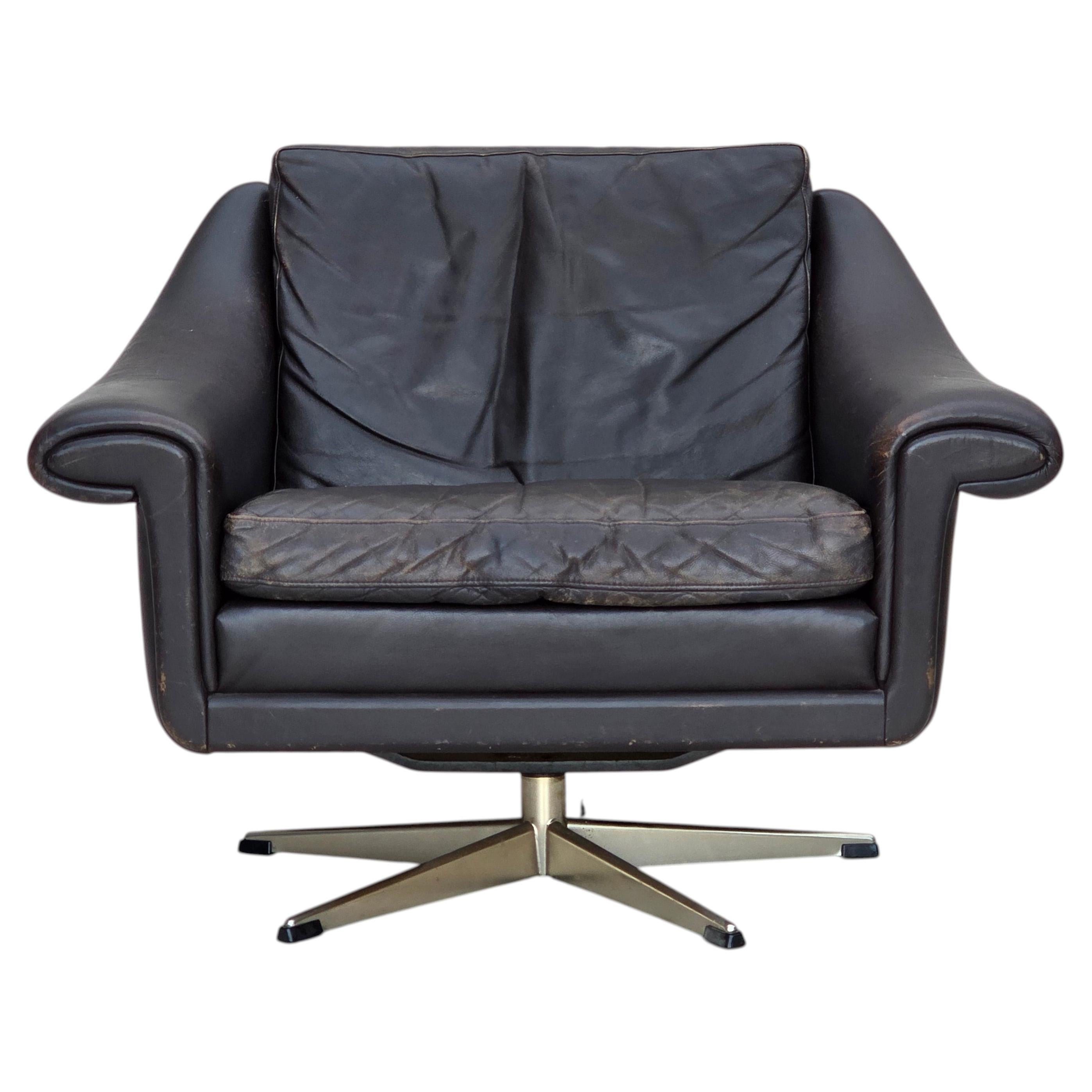 1960s, Danish swivel armchair by Aage Christensen, leather. For Sale