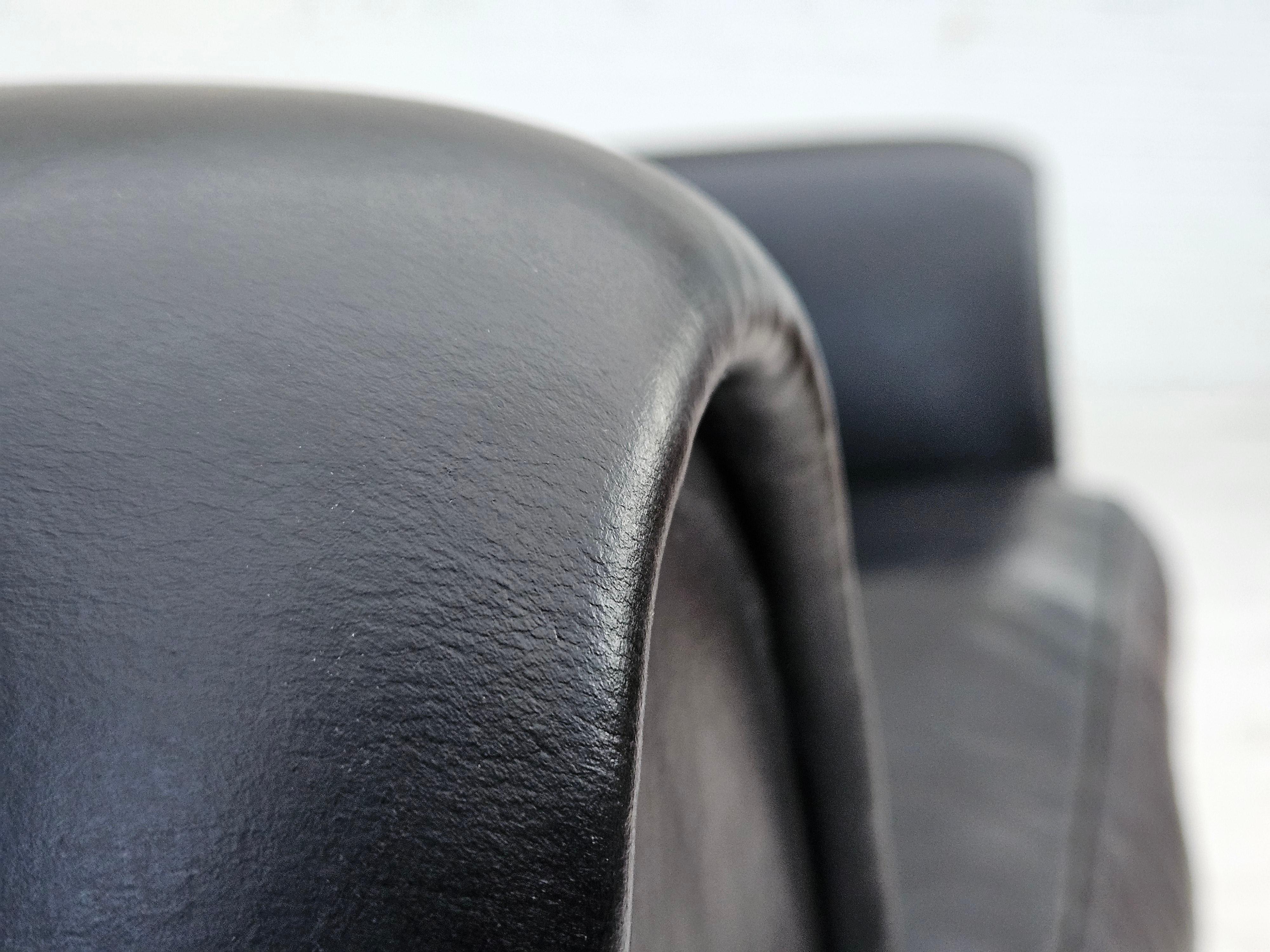 1960s, Danish swivel chair, original condition, leather, cast aluminium. For Sale 4