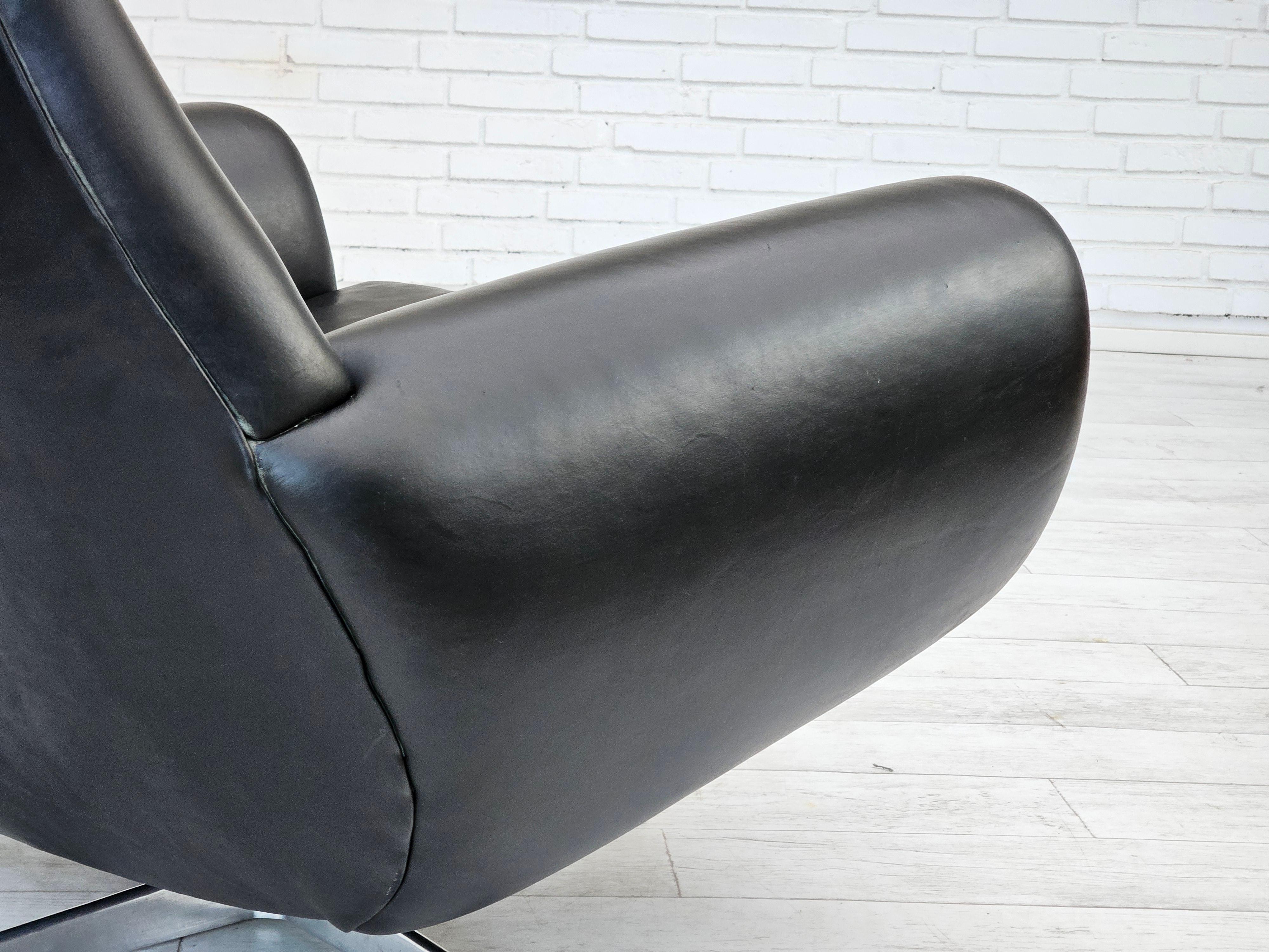 1960s, Danish swivel chair, original condition, leather, cast aluminium. For Sale 9