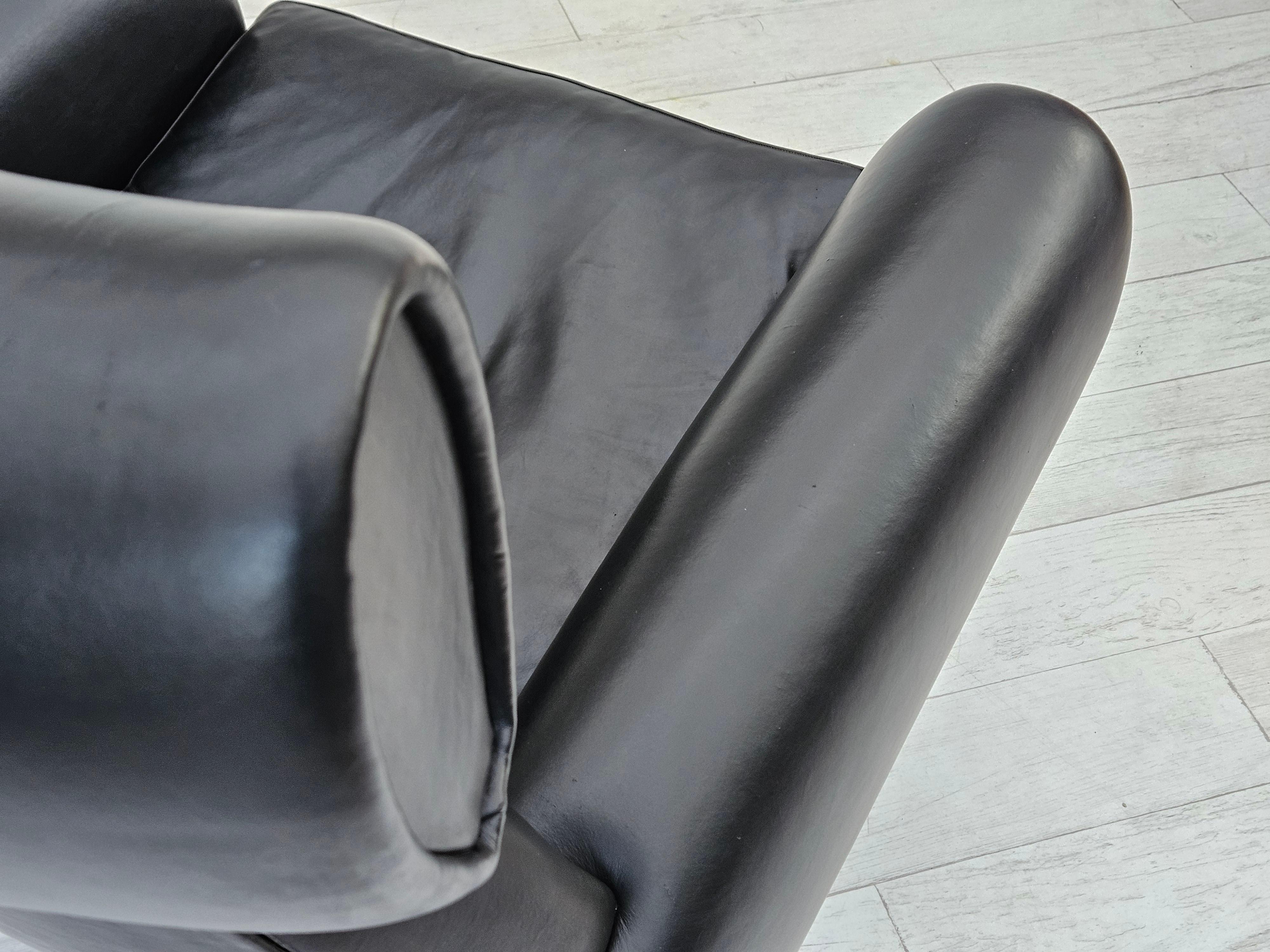1960s, Danish swivel chair, original condition, leather, cast aluminium. For Sale 10
