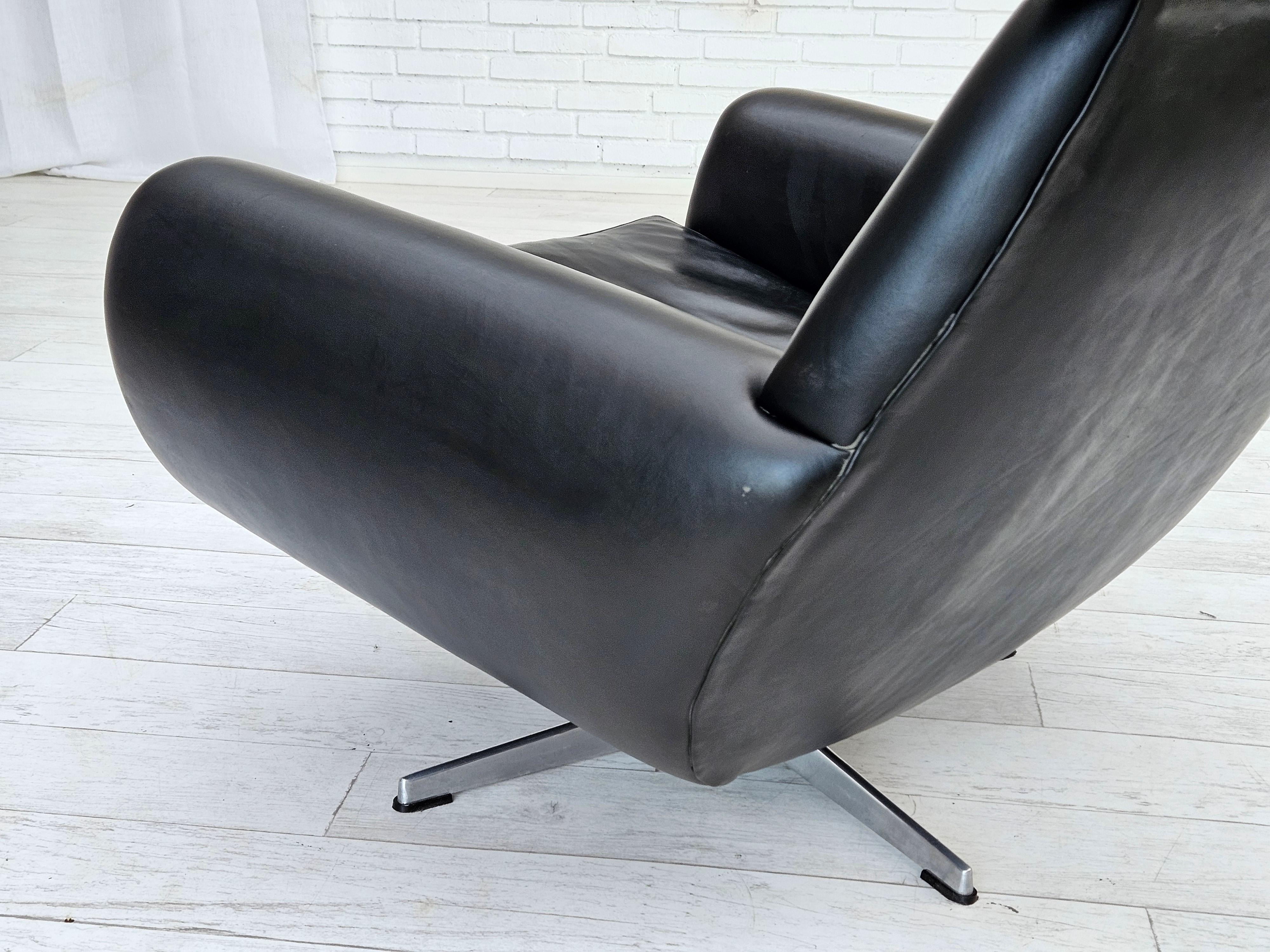 1960s, Danish swivel chair, original condition, leather, cast aluminium. For Sale 11