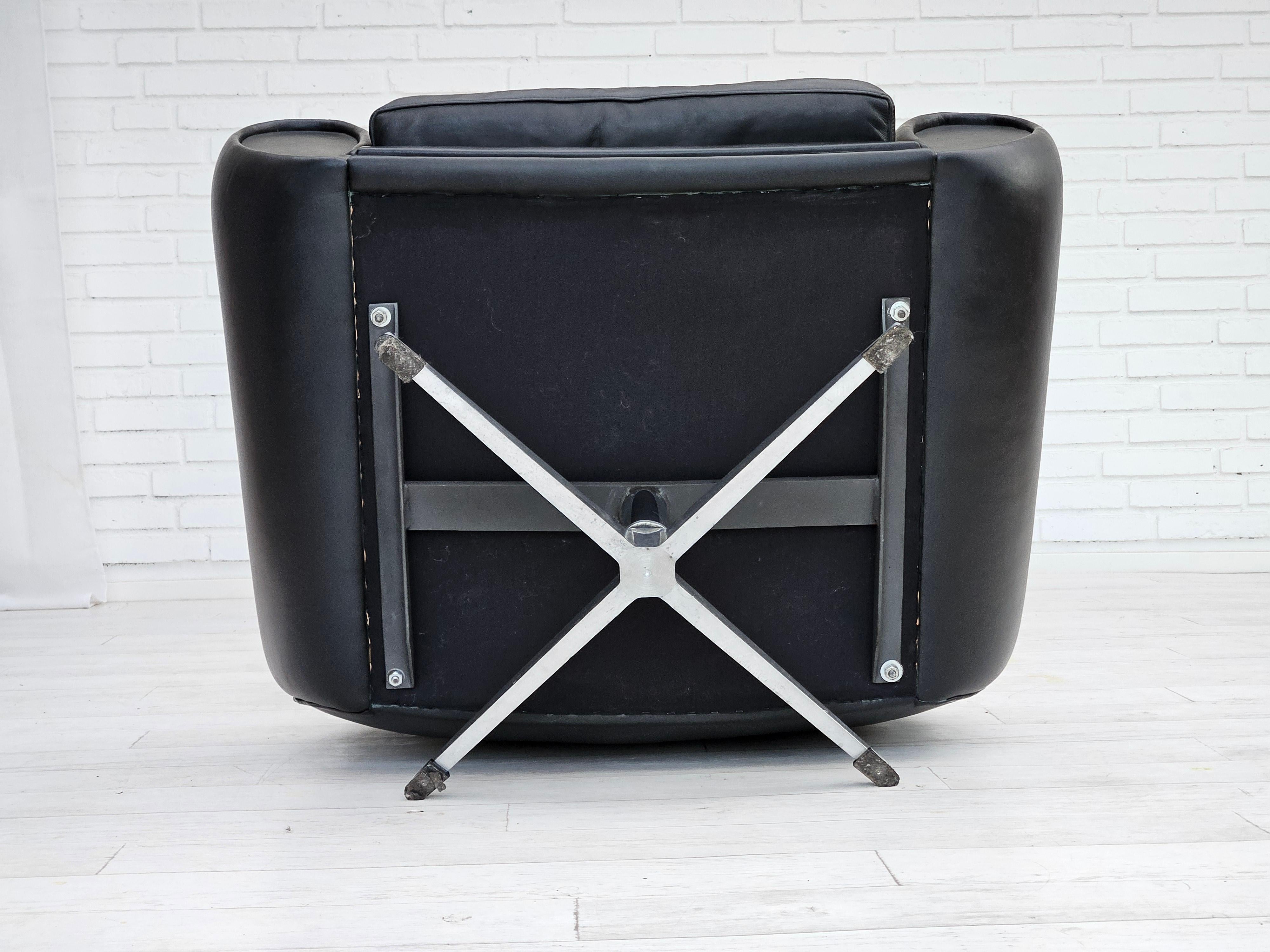 1960s, Danish swivel chair, original condition, leather, cast aluminium. For Sale 12