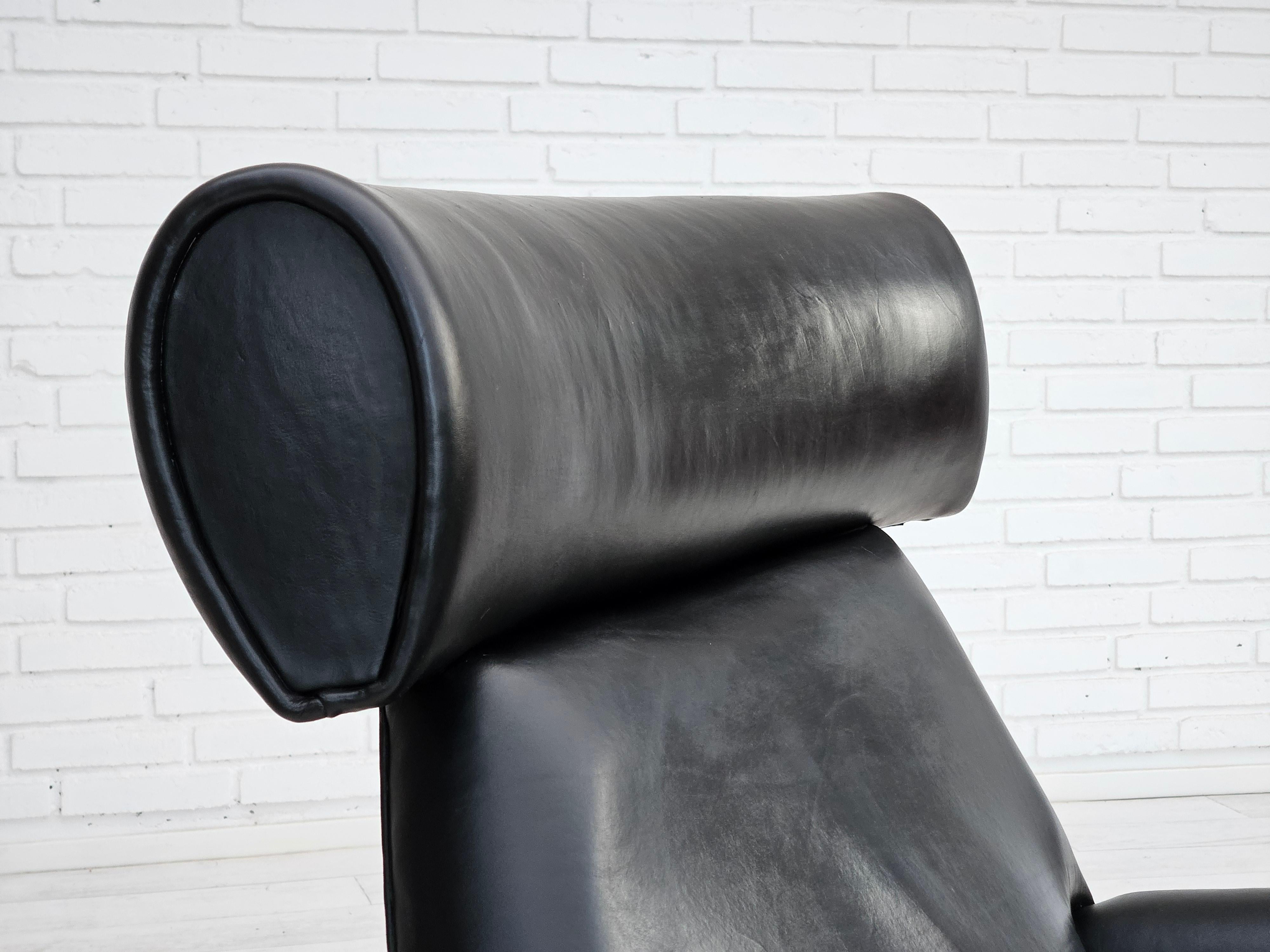 1960s, Danish swivel chair, original condition, leather, cast aluminium. For Sale 13
