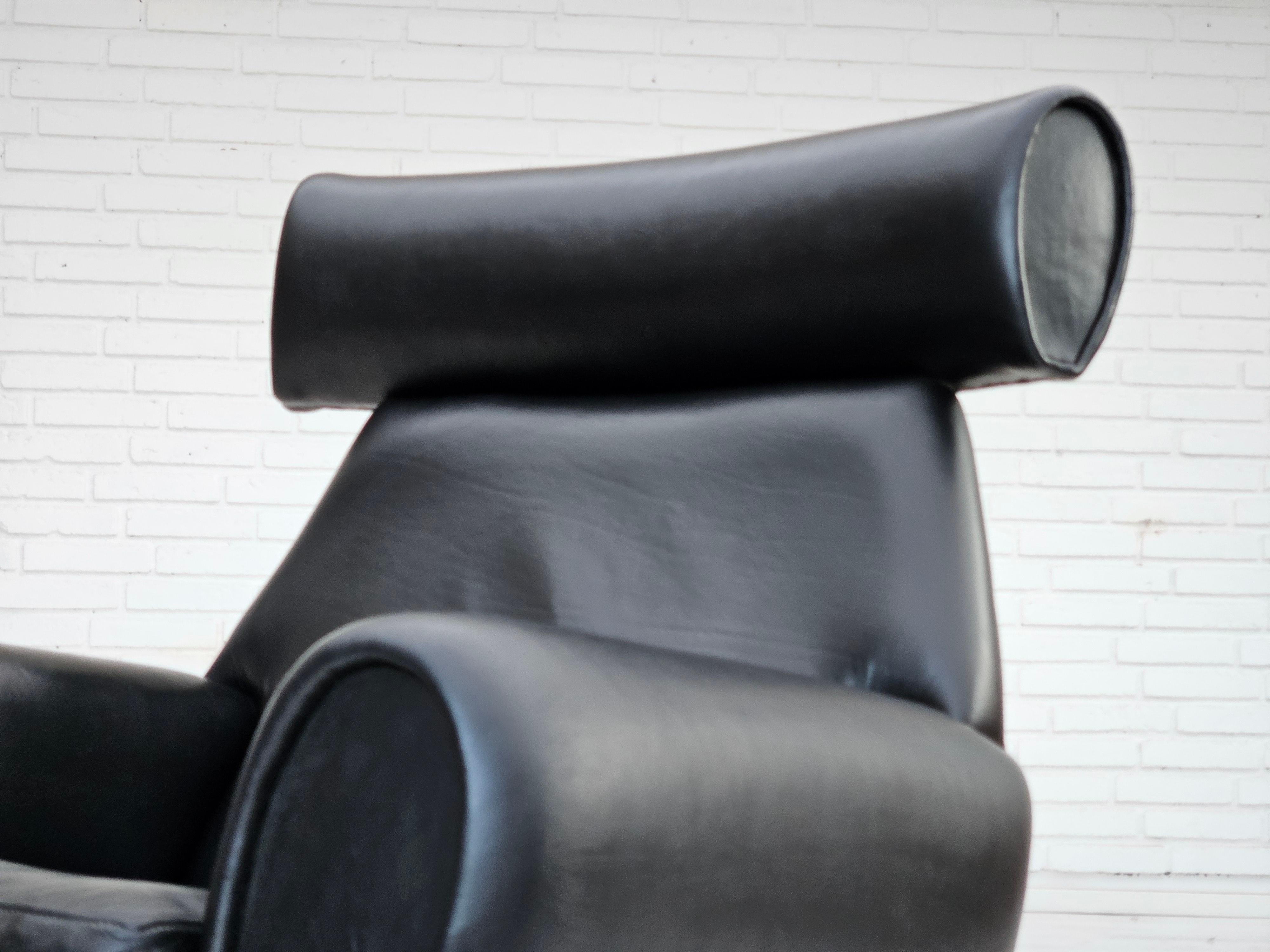 1960s, Danish swivel chair, original condition, leather, cast aluminium. For Sale 14