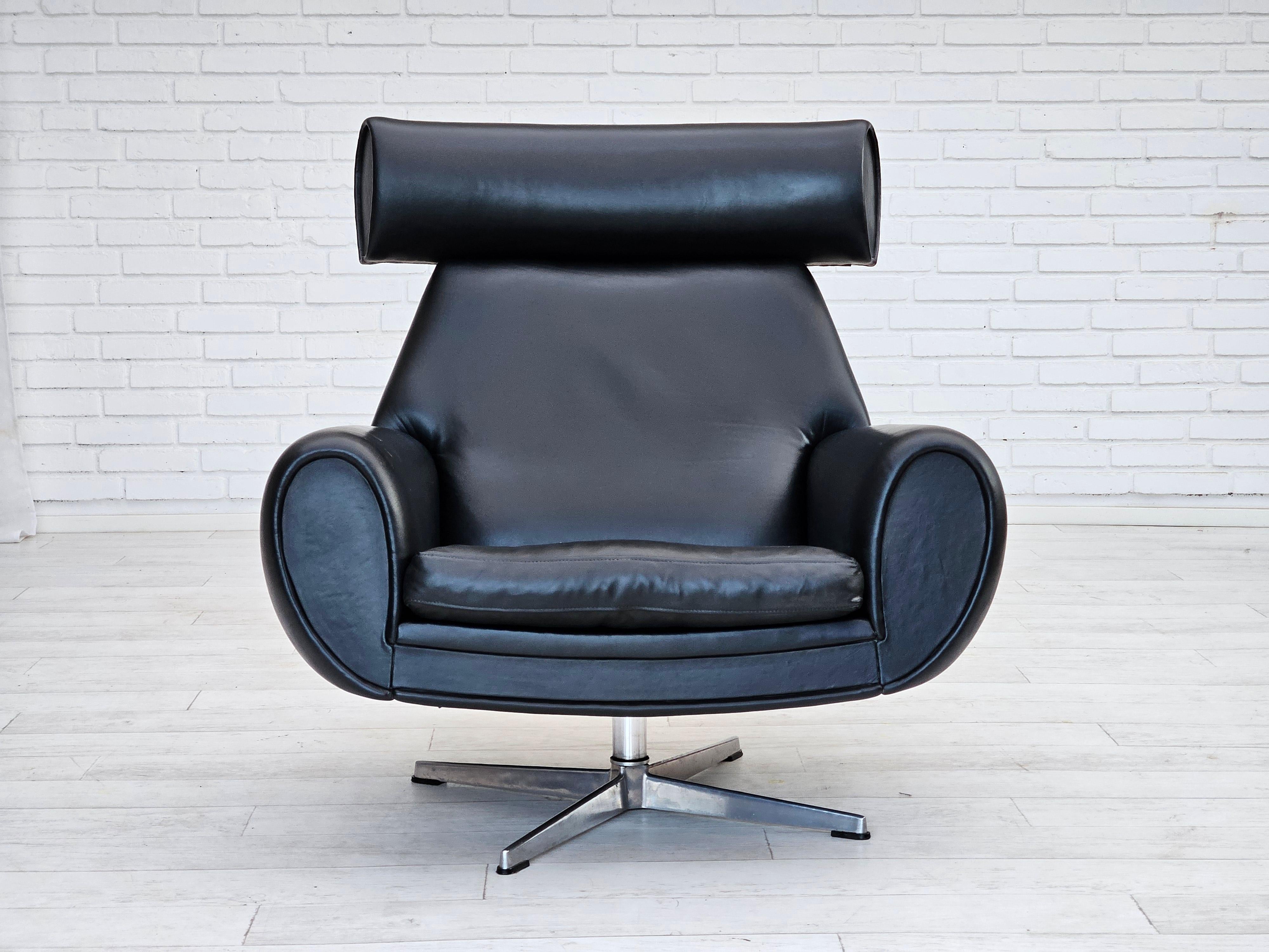 Scandinavian Modern 1960s, Danish swivel chair, original condition, leather, cast aluminium. For Sale