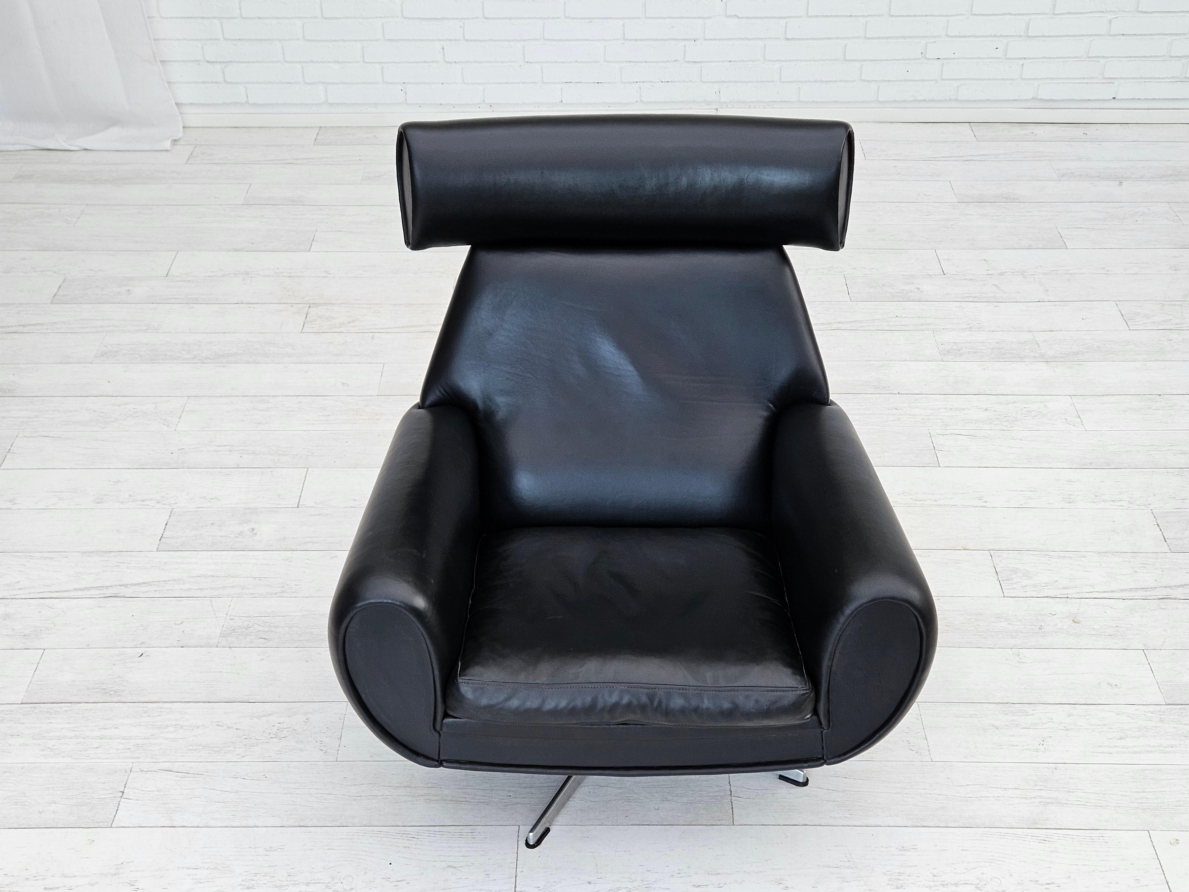 1960s, Danish swivel chair, original condition, leather, cast aluminium. In Good Condition For Sale In Tarm, 82