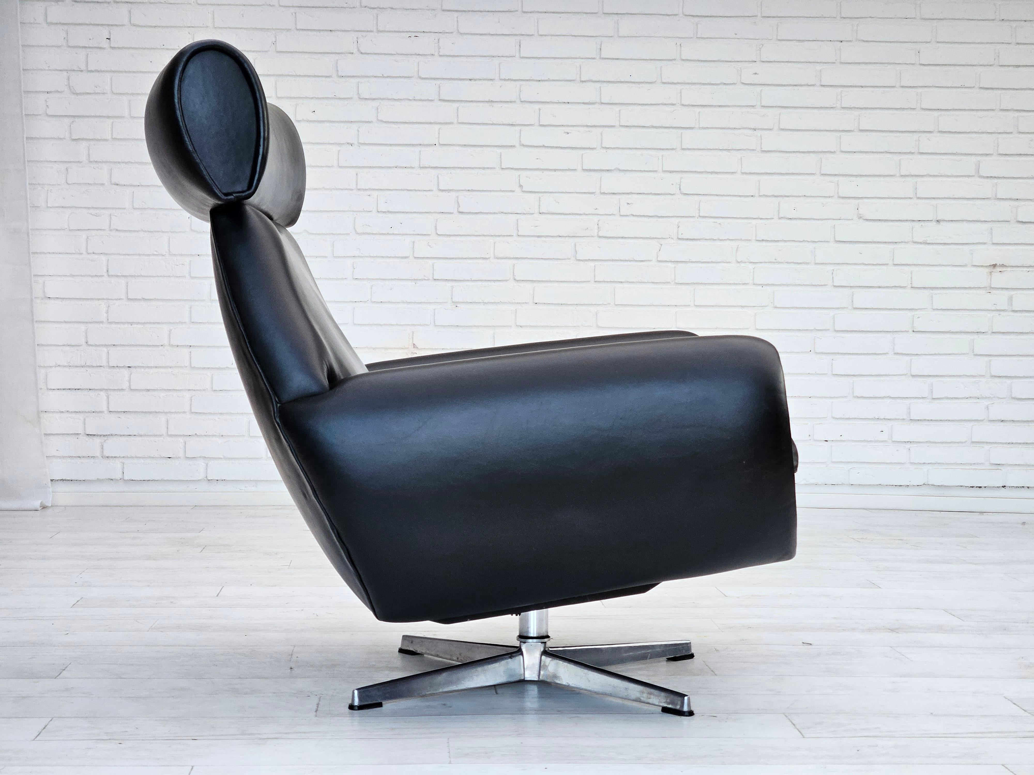 Mid-20th Century 1960s, Danish swivel chair, original condition, leather, cast aluminium. For Sale